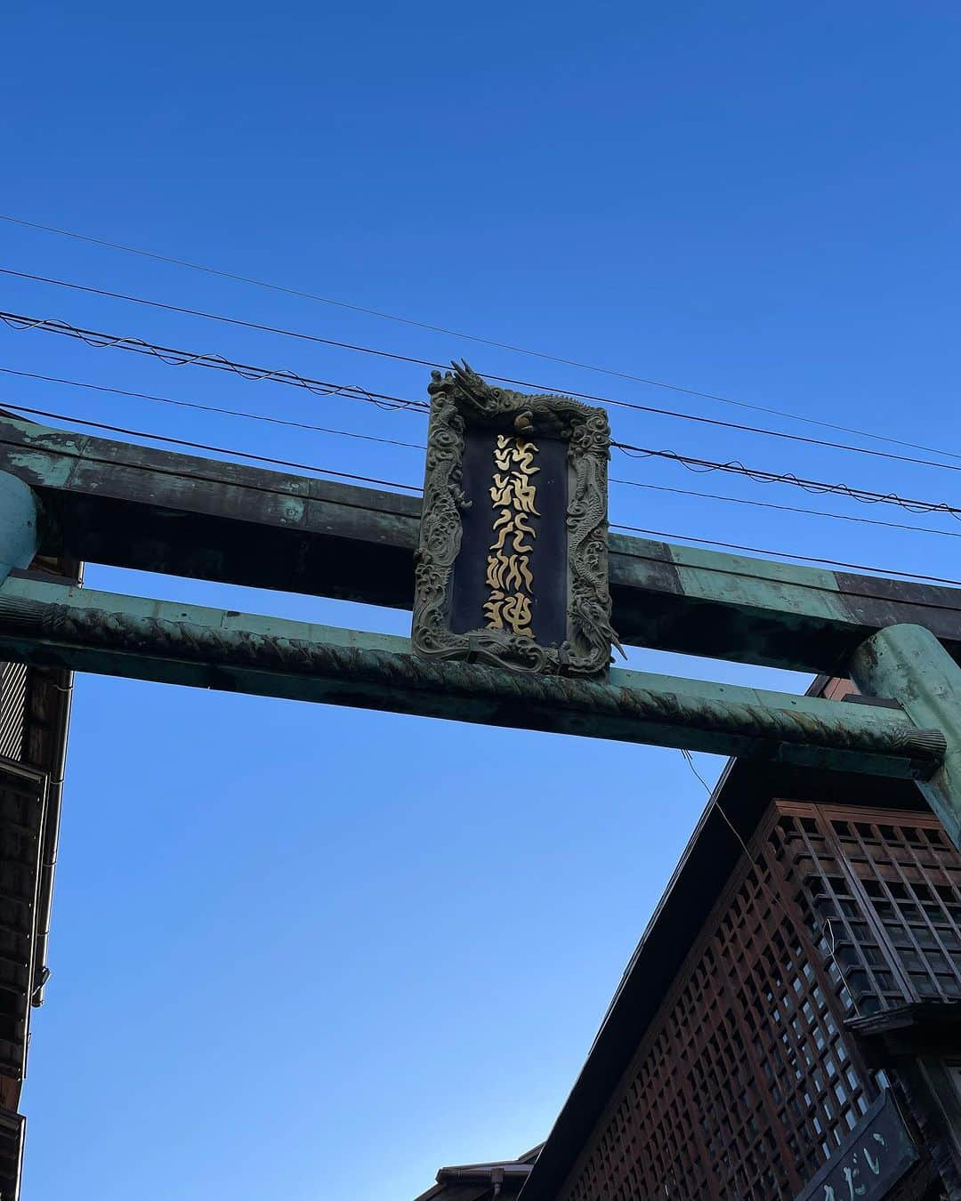 金子実加さんのインスタグラム写真 - (金子実加Instagram)「江島神社⛩️🐉 風が強く🍃海も波が高い日でした🌊  日本三大弁財天のひとつ。 昔々江の島には龍が住んでいたそうで、 龍にまつわる数々の伝説が残されています🤍  江の島には、 天女と五つの頭を持つ龍のロマンチックな 『天女と五頭龍」伝説があります。 昔、深沢の底なし沼に「五頭龍」という龍が棲み、 様々な災いをもたらし人々を苦しめていました。 ある時、海底から島がわき起こり、天女が舞い降りました。その美しい天女に恋をした五頭龍は結婚を申し込みますが、これまでの悪行から断られます。 そこで五頭龍は悪行を止め、改心し善行を尽くし、 天女と結婚することができたと伝えられています。  天女は江島神社に祀られ、 龍は江の島の向かいにある龍口明神社に祀られています。  美人守も欲深く全てGETしました😂🤍 かなり悩みましたが、ご利益あやかりたいです😆 御朱印帳もそろそろ1冊制覇しそうです…！  #江島神社 #江ノ島 #龍 #龍神 #パワースポット #観光 #弁財天 #美の三女神　#美人守 #御朱印」11月19日 14時23分 - kanekomika0127