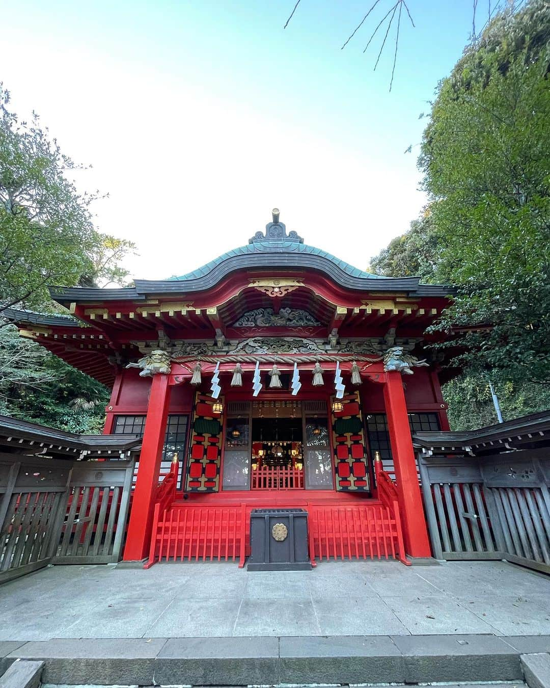 金子実加さんのインスタグラム写真 - (金子実加Instagram)「江島神社⛩️🐉 風が強く🍃海も波が高い日でした🌊  日本三大弁財天のひとつ。 昔々江の島には龍が住んでいたそうで、 龍にまつわる数々の伝説が残されています🤍  江の島には、 天女と五つの頭を持つ龍のロマンチックな 『天女と五頭龍」伝説があります。 昔、深沢の底なし沼に「五頭龍」という龍が棲み、 様々な災いをもたらし人々を苦しめていました。 ある時、海底から島がわき起こり、天女が舞い降りました。その美しい天女に恋をした五頭龍は結婚を申し込みますが、これまでの悪行から断られます。 そこで五頭龍は悪行を止め、改心し善行を尽くし、 天女と結婚することができたと伝えられています。  天女は江島神社に祀られ、 龍は江の島の向かいにある龍口明神社に祀られています。  美人守も欲深く全てGETしました😂🤍 かなり悩みましたが、ご利益あやかりたいです😆 御朱印帳もそろそろ1冊制覇しそうです…！  #江島神社 #江ノ島 #龍 #龍神 #パワースポット #観光 #弁財天 #美の三女神　#美人守 #御朱印」11月19日 14時23分 - kanekomika0127