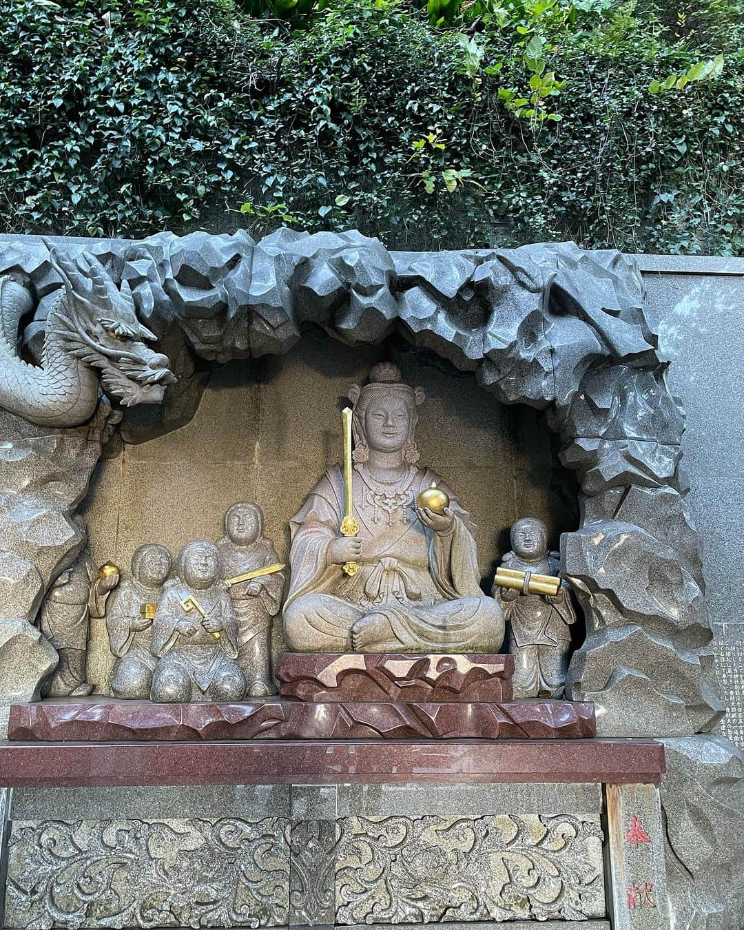 金子実加さんのインスタグラム写真 - (金子実加Instagram)「江島神社⛩️🐉 風が強く🍃海も波が高い日でした🌊  日本三大弁財天のひとつ。 昔々江の島には龍が住んでいたそうで、 龍にまつわる数々の伝説が残されています🤍  江の島には、 天女と五つの頭を持つ龍のロマンチックな 『天女と五頭龍」伝説があります。 昔、深沢の底なし沼に「五頭龍」という龍が棲み、 様々な災いをもたらし人々を苦しめていました。 ある時、海底から島がわき起こり、天女が舞い降りました。その美しい天女に恋をした五頭龍は結婚を申し込みますが、これまでの悪行から断られます。 そこで五頭龍は悪行を止め、改心し善行を尽くし、 天女と結婚することができたと伝えられています。  天女は江島神社に祀られ、 龍は江の島の向かいにある龍口明神社に祀られています。  美人守も欲深く全てGETしました😂🤍 かなり悩みましたが、ご利益あやかりたいです😆 御朱印帳もそろそろ1冊制覇しそうです…！  #江島神社 #江ノ島 #龍 #龍神 #パワースポット #観光 #弁財天 #美の三女神　#美人守 #御朱印」11月19日 14時23分 - kanekomika0127