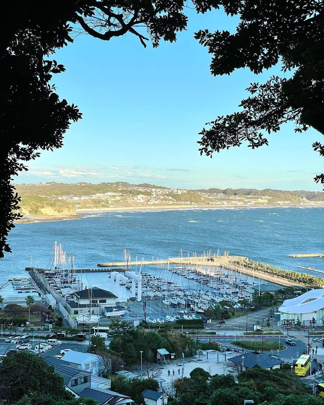 金子実加のインスタグラム：「江島神社⛩️🐉 風が強く🍃海も波が高い日でした🌊  日本三大弁財天のひとつ。 昔々江の島には龍が住んでいたそうで、 龍にまつわる数々の伝説が残されています🤍  江の島には、 天女と五つの頭を持つ龍のロマンチックな 『天女と五頭龍」伝説があります。 昔、深沢の底なし沼に「五頭龍」という龍が棲み、 様々な災いをもたらし人々を苦しめていました。 ある時、海底から島がわき起こり、天女が舞い降りました。その美しい天女に恋をした五頭龍は結婚を申し込みますが、これまでの悪行から断られます。 そこで五頭龍は悪行を止め、改心し善行を尽くし、 天女と結婚することができたと伝えられています。  天女は江島神社に祀られ、 龍は江の島の向かいにある龍口明神社に祀られています。  美人守も欲深く全てGETしました😂🤍 かなり悩みましたが、ご利益あやかりたいです😆 御朱印帳もそろそろ1冊制覇しそうです…！  #江島神社 #江ノ島 #龍 #龍神 #パワースポット #観光 #弁財天 #美の三女神　#美人守 #御朱印」