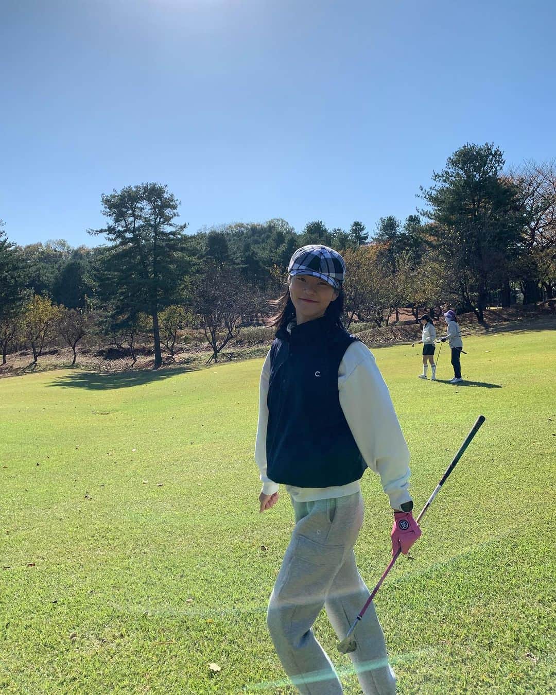 ヒョニ・カンのインスタグラム：「가을 그리고 겨울까지 제대로 느끼고 이제 시즌아웃 합니다아..⛳️  올해함께해준 모든 멤버들 감사! 내년에 꼬옥 달라진모습으로 만나🙏 . . #골프 #golf  #hyoni_golf」