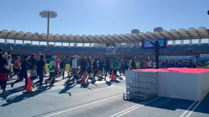 中村憲剛のインスタグラム：「: 「かわさき多摩川マラソン2023」に ゲストとして参加させていただきました‼︎  ランナーのみなさんのお見送り・お迎え、そして人生初のスターターも‼︎  貴重な経験をありがとうございました😊  #かわさき多摩川マラソン2023」