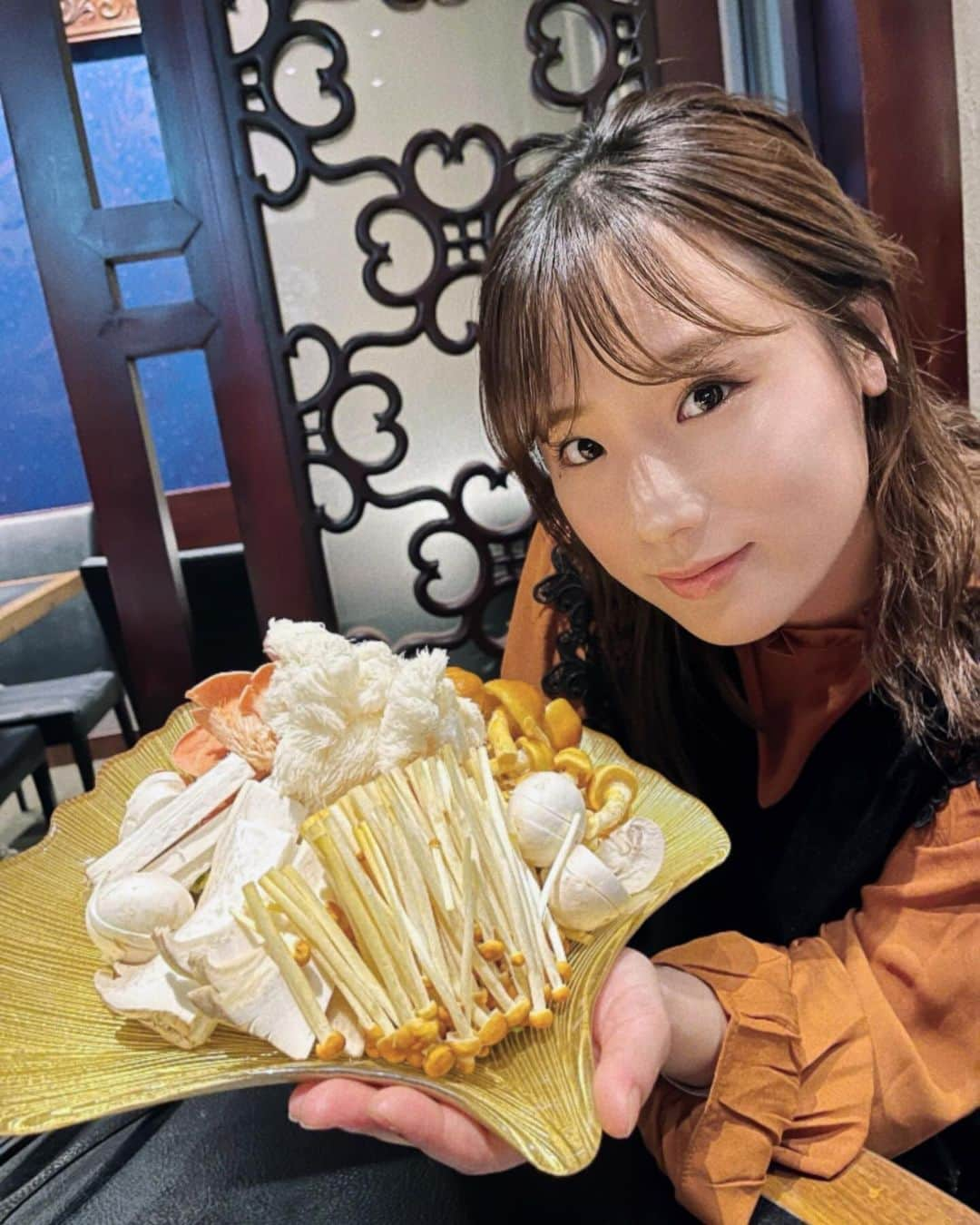 秋山ゆずきさんのインスタグラム写真 - (秋山ゆずきInstagram)「. . 食べたもの飲んだもの スキンケアの怠りが すぐ肌にあらわれる😭  肌荒れしてて反省中です。  さて、今夜は ひとりすき焼き配信です🙋‍♀️  #17LIVE アーミー限定で 20:00から！  よろしくお願いします✨️  #きのこ鍋 #薬膳鍋」11月19日 14時29分 - yuzukiakiyama