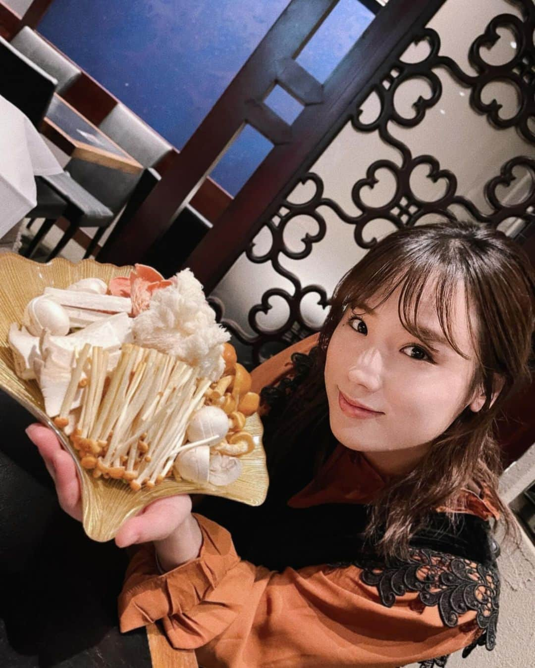 秋山ゆずきさんのインスタグラム写真 - (秋山ゆずきInstagram)「. . 食べたもの飲んだもの スキンケアの怠りが すぐ肌にあらわれる😭  肌荒れしてて反省中です。  さて、今夜は ひとりすき焼き配信です🙋‍♀️  #17LIVE アーミー限定で 20:00から！  よろしくお願いします✨️  #きのこ鍋 #薬膳鍋」11月19日 14時29分 - yuzukiakiyama