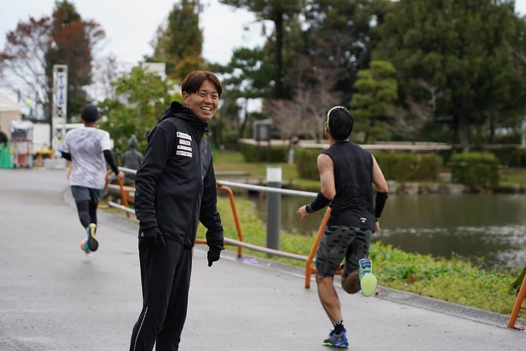 神野大地さんのインスタグラム写真 - (神野大地Instagram)「昨年に続き #となみ庄川散居村縦断マラソン のゲストに呼んで頂きました。  ハーフマラソンから、エンジョイ0.9kmの部まで様々な部門があって、アットホームな雰囲気が魅力の大会です。今年も約2000人が参加して盛り上がりました。  そんなとなみ庄川散居村縦断マラソンは今年の大会をもって終了となります。僕自身も3度呼んで頂き思い入れのあるこの大会がなくなることは正直に残念ですが、またいつか砺波でランニングイベントが開催されることを楽しみにしています。」11月19日 14時30分 - daichi_0913