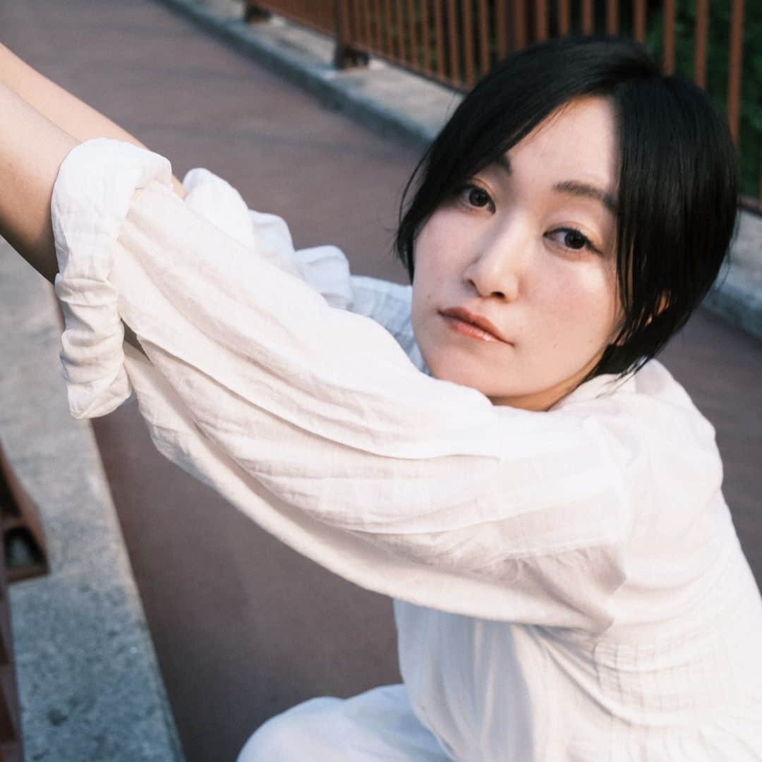 江守沙矢のインスタグラム：「白黒だとまた雰囲気違って感じる  まぁちょっと表情も違うからなんとも言えんかな  photographer: Yusuke Eguchi」