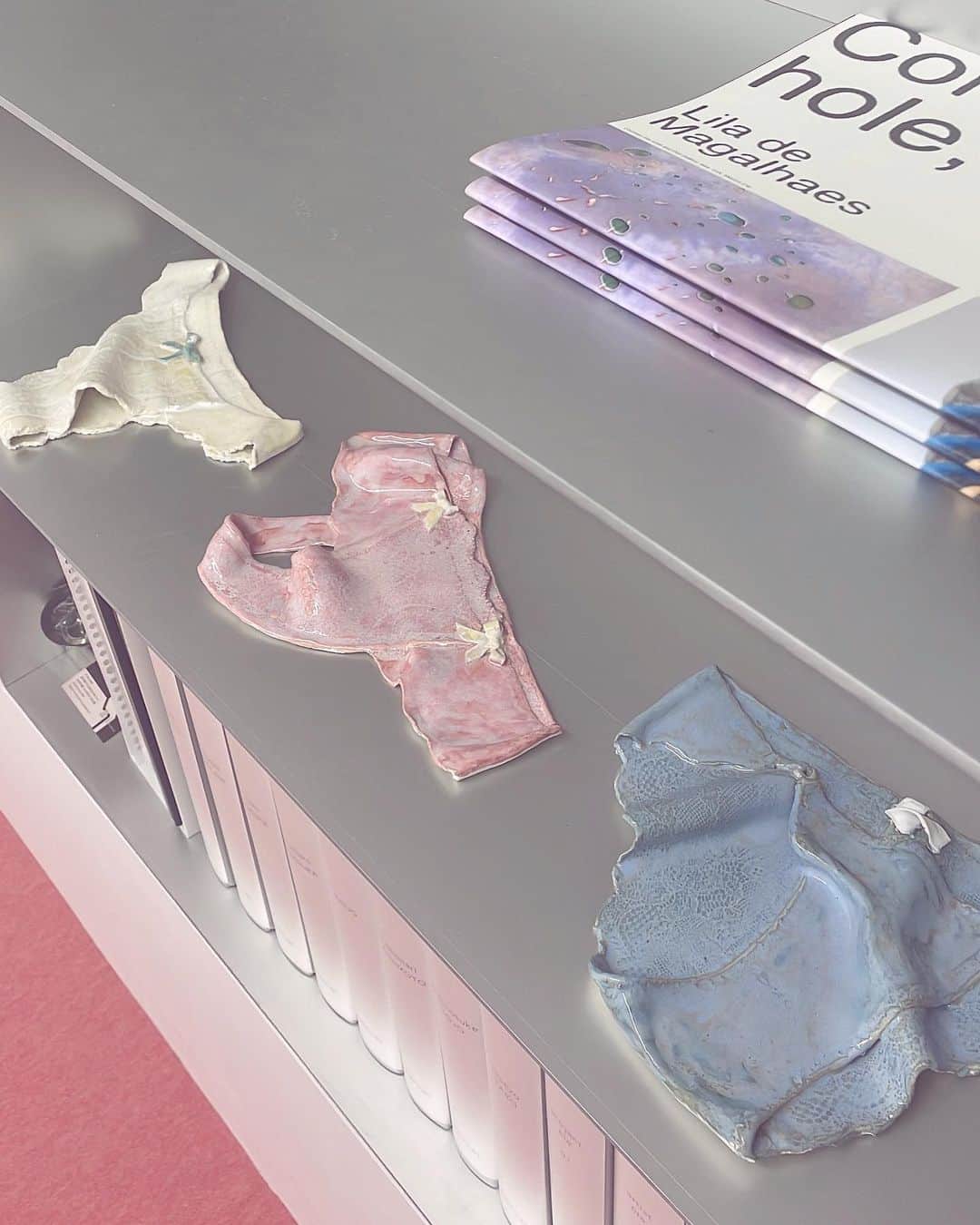 廣澤衣里のインスタグラム：「🍫 *  @u.tsuchiya さんの作品💋  遊びごころ溢れる ファンタジーな世界観がすき。  2023.8.6  #parcel #onlinegrooming #naturist #アルフォート貯金」