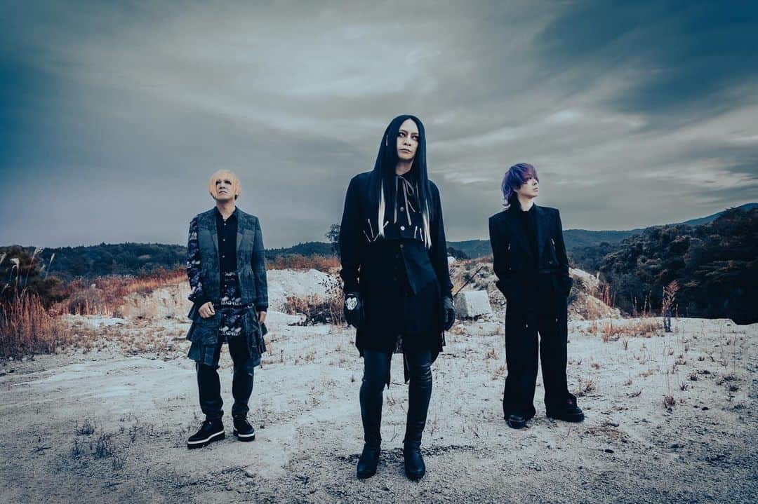 のインスタグラム：「MUCC 新アーティスト写真公開！  『MUCC 25th Anniversary TOUR Grand Final Bring the End to「Timeless」&「WORLD」』 12/28(木) 東京国際フォーラム ホールA OPEN 17:00/START 18:00  プレイガイド3社合同最終先行受付中！ ⚠️締切は本日21:00まで⚠️  ★夢烏席・御祝席受付  ★詳細はこちら https://55-69.com/news/17458  #MUCC25th #MUCC_Timeless」