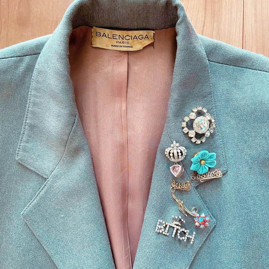 おおたうにのインスタグラム：「✨Mom's vintage BALENCIAGA jacket✨  20年近く前に同期結婚式で着た後、クローゼットに放置して埃まみれになっていたバレンシアガちゃんをクリーニングに❣️ コストコで買ったDickie'sのグレーパンツと合わせたよ。  大量につけたブローチ、落とさずぶじに帰宅。 よかったよかった☺️  #今日のアクセサリー #accessoriesoftheday #vintageclothing #balenciaga #brooch #vintagefashion」