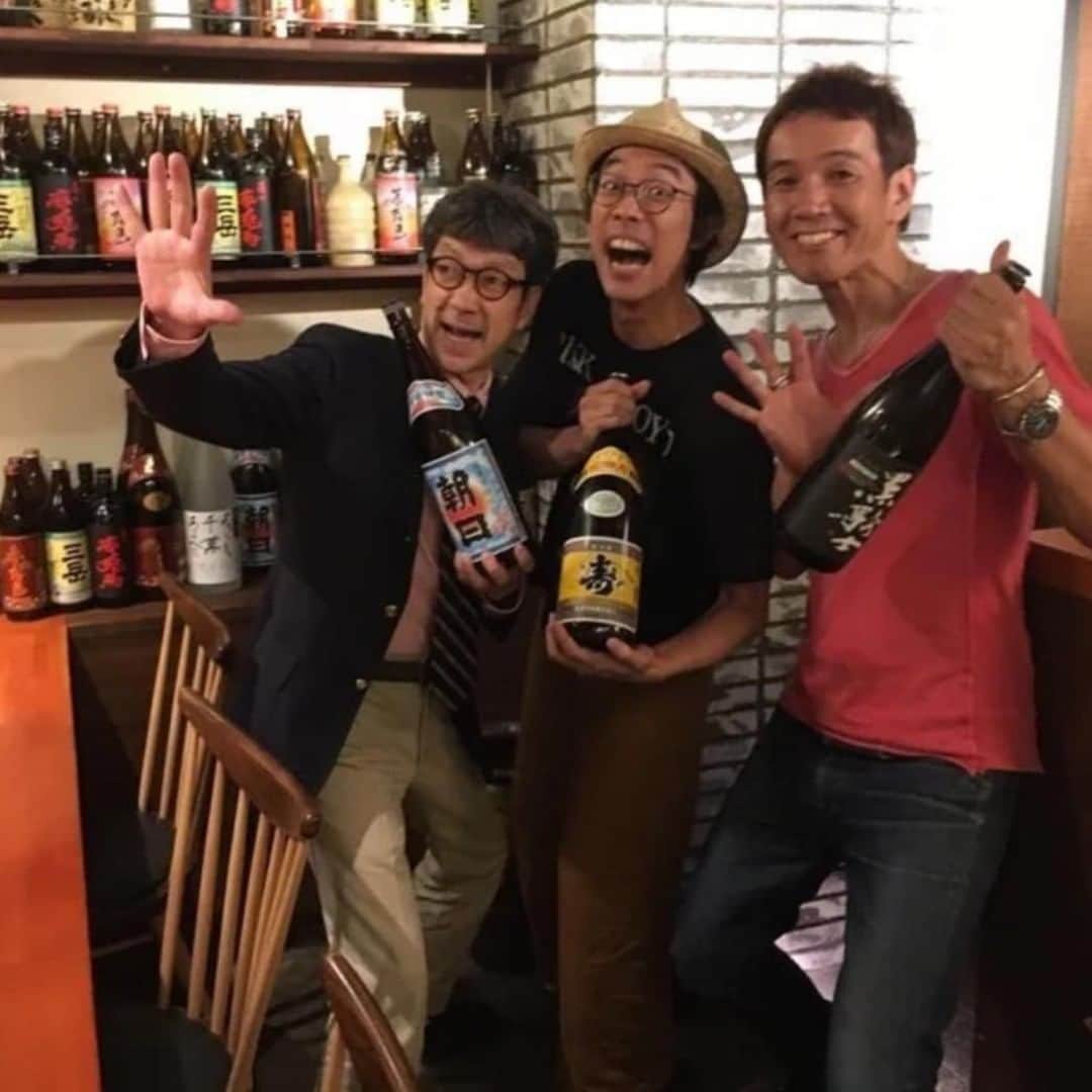 広沢タダシのインスタグラム：「どうもふざけた写真ばっかり出てくる。そしていつも馬場さんと一緒。この毎日がクリスマスもすごかったし、「お父さんありがとう」も名作と皆さんおっしゃいます（名演とかではない）。その時の写真欲しいな。そういうライブを一緒に作れた幸せ。 改めて聴くと「愛は勝つ」にはシンプルに人生の全てが書いてある。こういう歌詞を誰が歌ってるかも重要なんやけど、それがみんなに響いた理由が分かる。最終的にこんな名曲が書けたらいいな。歌うで〜！」