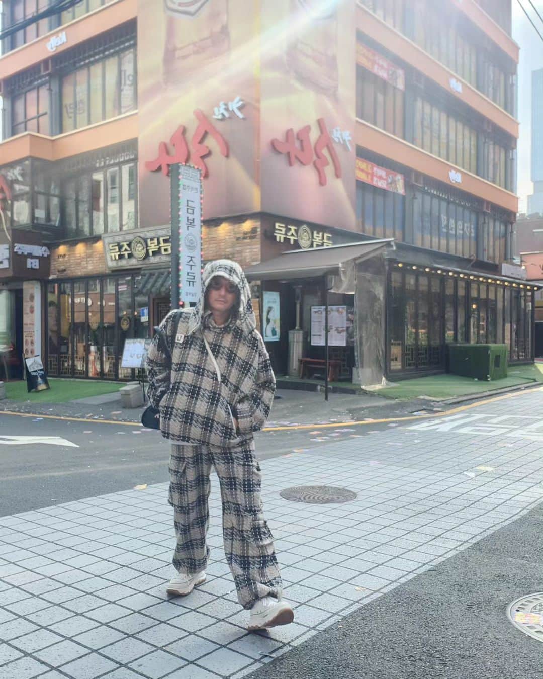 福川雅顕のインスタグラム：「. Day off in Korea with @irojikake  . Glasses  @theshishikui  by @dodo_chiharu  . 寒い寒いと言われた韓国 これで十分だった問題」