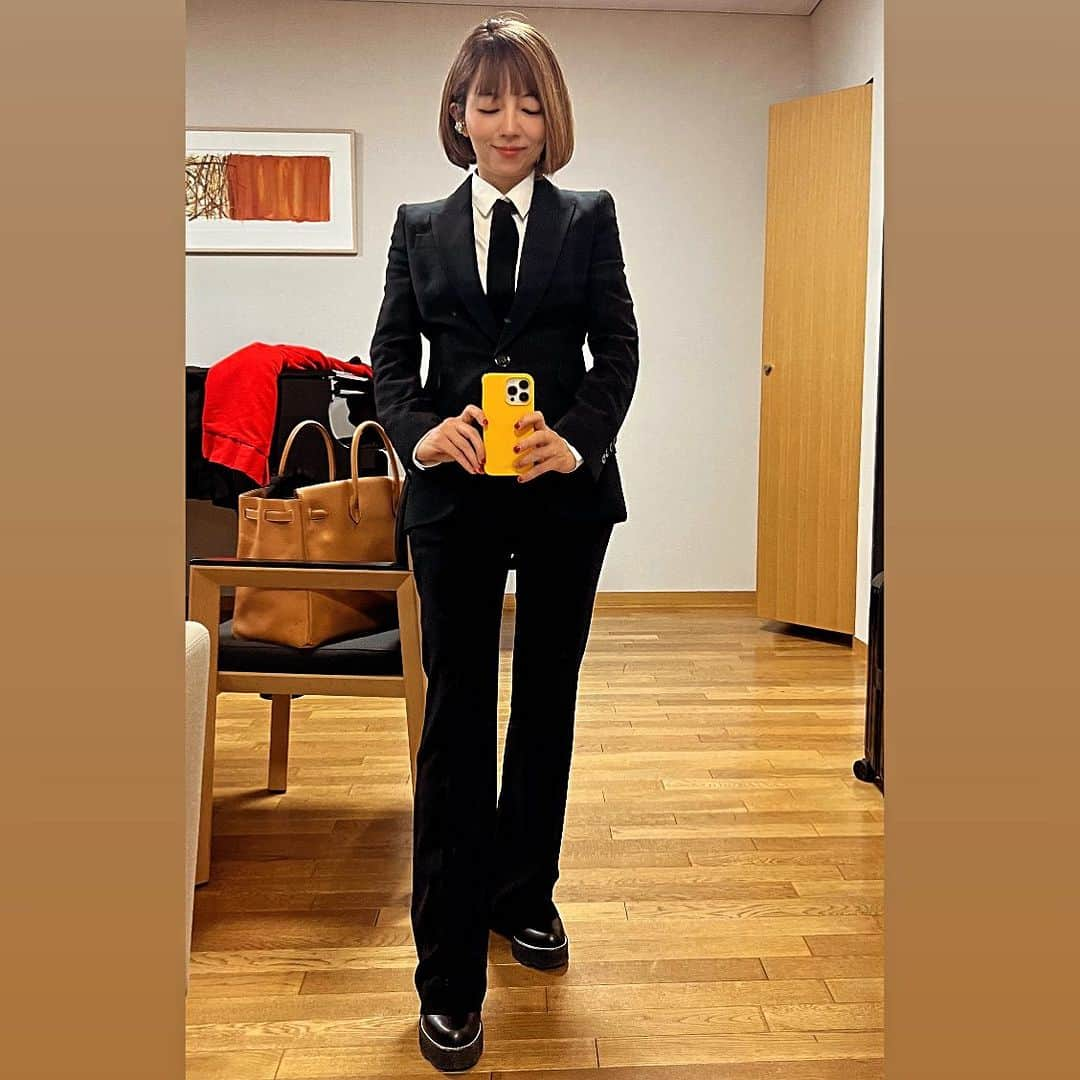 山中千尋さんのインスタグラム写真 - (山中千尋Instagram)「これからリハーサルです💓 本日ミューザ川崎 シンフォニーホールにて 18時から演奏します！ ぜひお越しください✨当日券あります。 一夜限りスペシャルコンサート  エリック・ミヤシロさん率いる Blue Note Tokyo Jazz Orchestra ✨圧巻の迫力です❤️😍 写真は楽屋です。  ライブお知らせ 11/19(日)かわさきジャズ2023 12/2(土)リビエラ逗子マリーナ 12/9(土)富山新川文化ホール 12/16(土)水戸ガールトーク 12/23(土)名古屋緑区文化小劇場 12/24(日)桐生ビレッジ 12/25(月)福島ミンガス 12/26(火)東京Cotton Clubバースデーライブ 詳しくは www.chihiroyamanaka.net をご覧ください  Rehearsal is about to begin💓 I will perform at Muza Kawasaki Symphony Concert Hall from 6pm! Please come and visit us ✨  Blue Note Tokyo Jazz Orchestra directed by Eric Miyashiro’s will smack the house ❤️😍 Don’t miss the concert!!!  The photo is of the dressing room.  my dates 11/19 (Sun) Kawasaki Jazz 2023 12/2 (Sat) Riviera Zushi Marina 12/9 (Sat) Toyama Shinkawa Culture Hall 12/16 (Sat) Mito Girl Talk 12/23 (Sat) Nagoya Midori Ward Bunka Small Theater 12/24 (Sun) Kiryu Village 12/25 (Monday) Fukushima Mingus 12/26 (Tue) Tokyo Cotton Club Birthday Live For more information www.chihiroyamanaka.net  #エリックミヤシロ  さん #ericmiyashiro #bluenotetokyoallstarjazzorchestra  #山中千尋 #chihiroyamanaka  #alexandermcqueen  #小柄コーデ #150cmコーデ #おしゃれな人と繋がりたい #アレクサンダーマックイーン #ファッション #ファッションコーデ」11月19日 14時50分 - chihiroyam