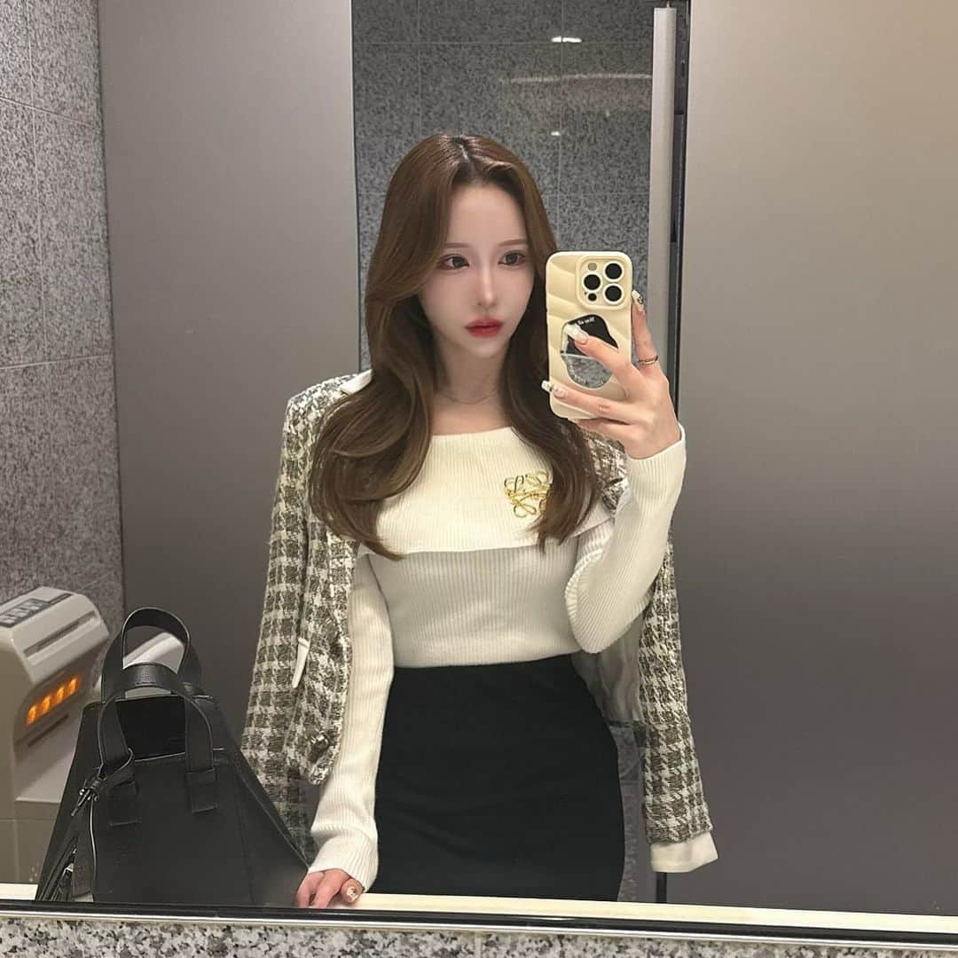 ANNAのインスタグラム：「🥂🌙✨  ⁡ ⁡ ⁡ ⁡ ⁡ ⁡#ootd#selfie#daily#dailylook#오오티디데일리룩#코디#좋아요#좋아요반사#패션스타그램#셀스타그램#셀카#얼스타그램#韓国ファッション#韓国メイク」