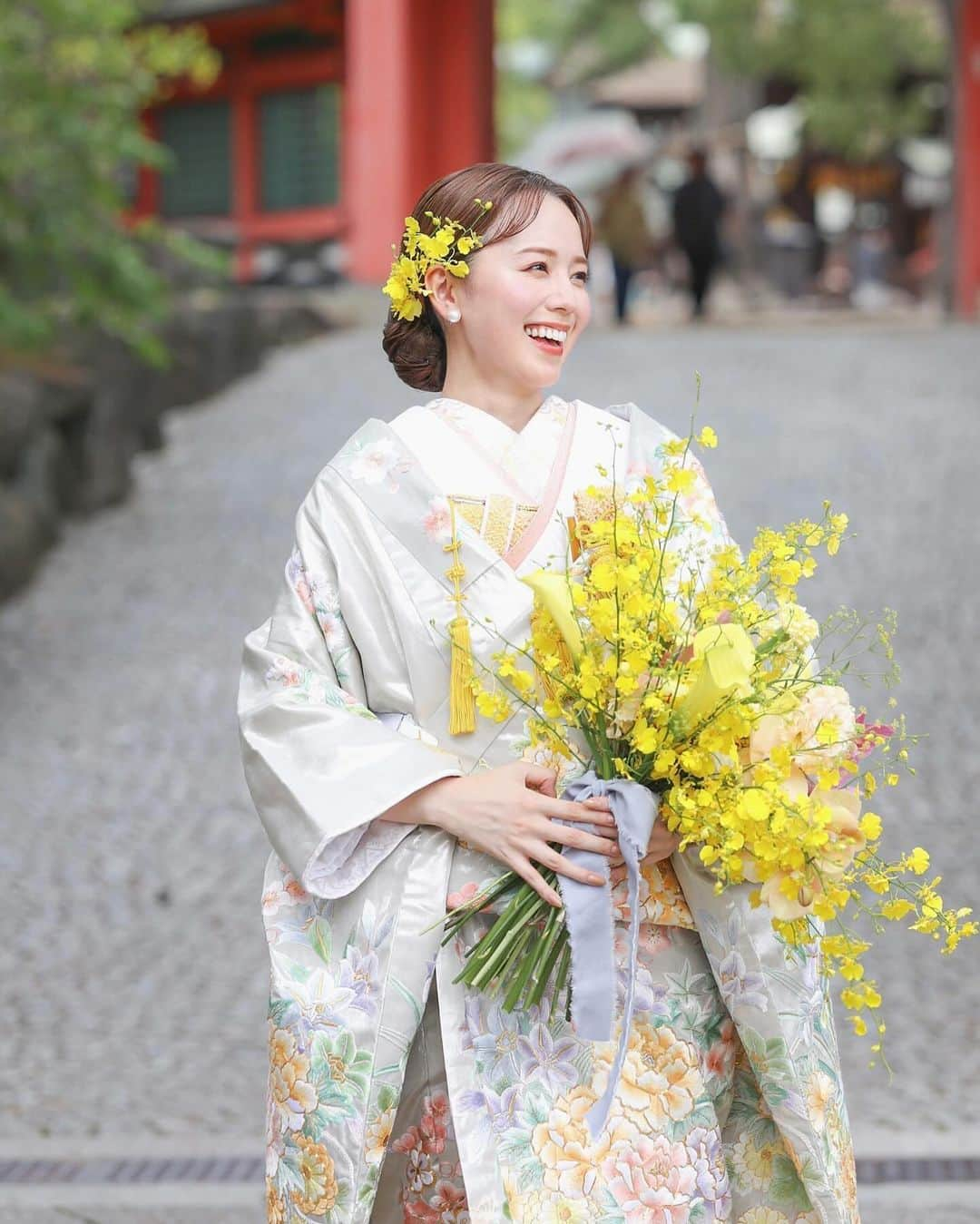 黒田真友香さんのインスタグラム写真 - (黒田真友香Instagram)「YouTubeもう見てくれましたか？👀❤️  @sumiyoshitaishakisshoden にて、 ソロ前撮りしてきました🤣❤️  自分で一から選んだお着物にヘアメイク。 この着物はオリジナルで、プラチナの糸でできているんだって！ 一目惚れで選んだんだけど後から聞いてびっくり🤣💎  小物はピンクとゴールドでまとめて お花はイエローメイン  好きな色を散りばめました🌈  今公開中のYouTubeでは このスタイリングのヘアメイク中の様子を投稿しました💌  是非見てねー！✨  #フリーランスモデル#イエベ春#プレ花嫁#ブライダルモデル#和装前撮り#和装ヘア #和装ヘアアレンジ #和装花嫁 #和装小物 #色打ち掛け #色打ち掛け前撮り ヘア #前撮りヘア #和装髪飾り #ブライダルヘア #挙式ヘア#白無垢#白無垢ヘア #白無垢前撮り」11月19日 14時53分 - kurodamayukaxx