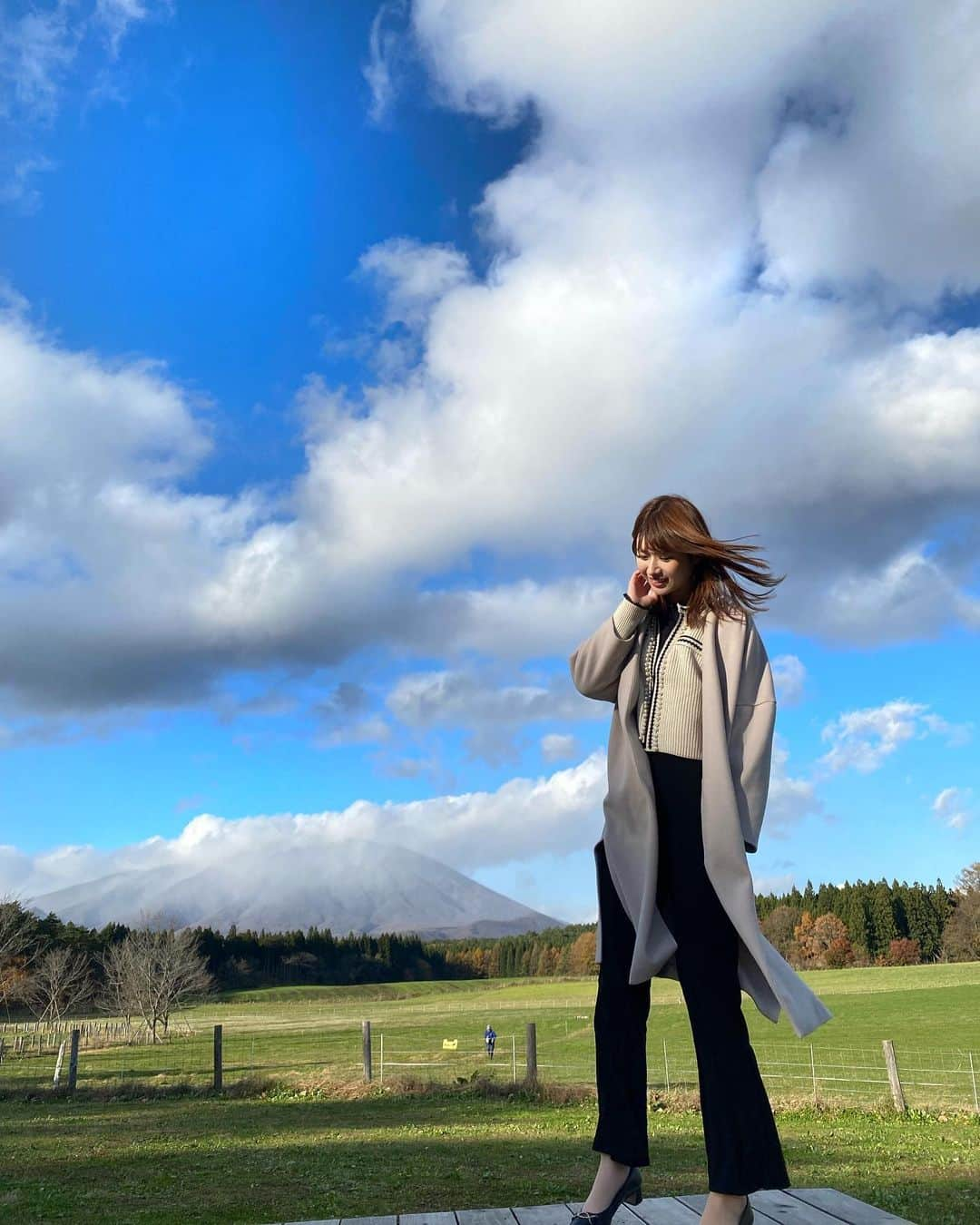 佐藤朱のインスタグラム：「この時期は空気が澄んでいて気持ちがいいですね〜🌿 青空の下、すっきりリフレッシュ🌤️ #青空フォト」