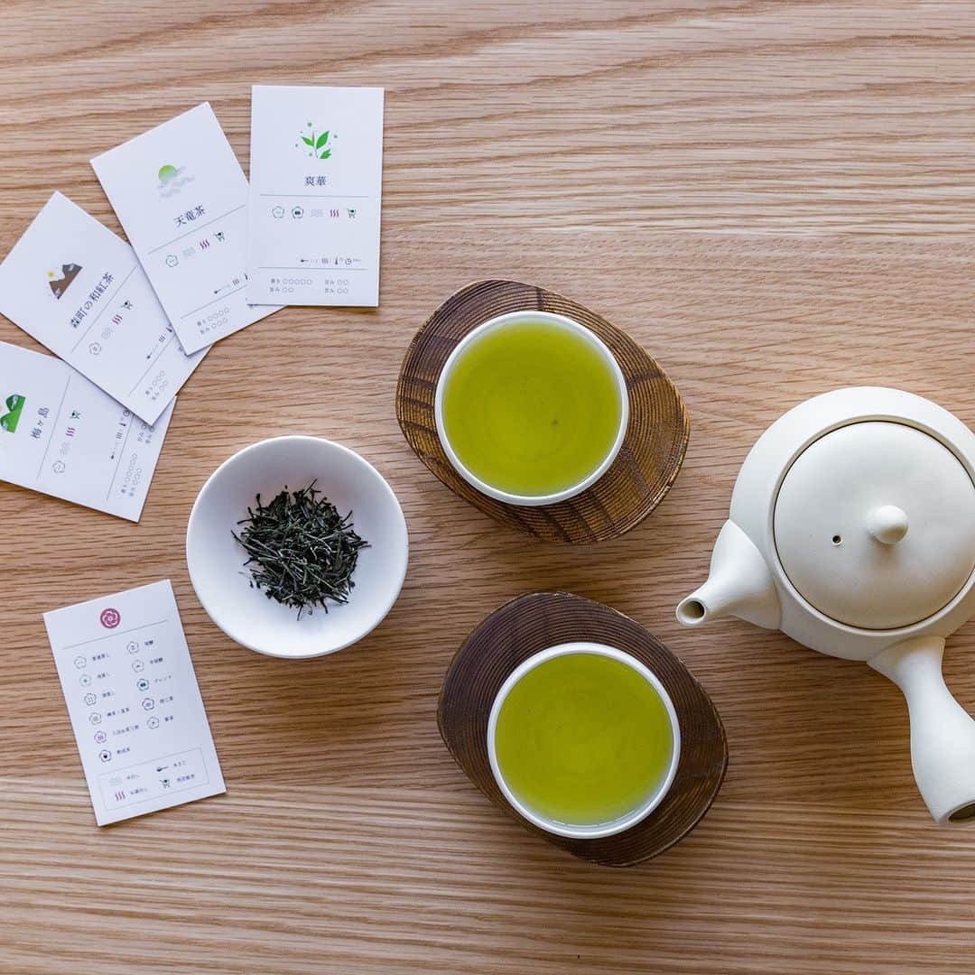 星野リゾート 界の若者旅さんのインスタグラム写真 - (星野リゾート 界の若者旅Instagram)「界 遠州のトラベルライブラリーでは、ティーセラーに静岡県で作られたお茶の葉を多数ご用意しております。自然豊かな大地だからこそできる個性溢れるお茶を集めました。ティーセラーのお茶のひとつひとつには、お茶の情報を記載した「ティーカード」を添えております。ご自由にお持ちいただき、よりお茶を楽しむためにお役立てください。トラベルライブラリーで飲み比べをしたり、お部屋にお持ちいただいたりと、思い思いの空間でお茶を楽しんでみてはいかがでしょうか。  At KAI Enshu, we have a variety of tea leaves produced in Shizuoka Prefecture in our tea cellar. We have gathered teas full of individuality made possible by the rich natural environment of the land. Each tea in the tea cellar is accompanied by a "tea card" with information about the tea. Please take it with you to help you enjoy our teas more. Enjoy the teas in your way, whether you compare them in the Travel Library or bring them to your room.  #星野リゾート #界 #界遠州 #静岡 #浜松 #舘山寺温泉 #温泉 #温泉旅館 #温泉旅行 #煎茶 #お茶 #ティーセラー #飲み比べ #hoshinoresorts #kai #kaienshu #Japantravel #hotsprings #onsen #ryokan #shizuoka #hamamatsu #teaceller #pairing」11月19日 15時00分 - hoshinoresorts.kai