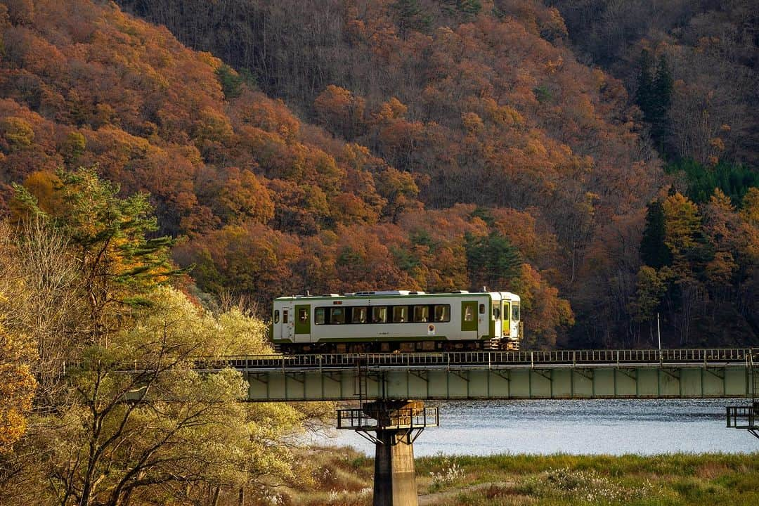 山人さんのインスタグラム写真 - (山人Instagram)「こちらはほっとゆだ駅付近の川尻橋から撮影した北上線です😆 もう少しすると遠くの山が白く雪景色しますね✨  2023.11.15 撮影  #私の山人  #山人 #西和賀 #岩手 #岩手県 #温泉 #いくぜ東北 #東北グルメ巡り #東北グルメ #東北旅行 #温泉旅行 # 田舎暮らし #日本の風景 #自然が好き　 #風景写真を撮るのが好きな人と繋がりたい #田舎の風景 #紅葉 #もみじ #芸術の秋 #錦 #紅葉スポット #ぶどう #落葉 #北上線 #JR #JR東日本 #湯ったりまつり2023 #地元の鉄道を応援しよう✊ #ほっとゆだ駅」11月19日 15時02分 - yamado.official