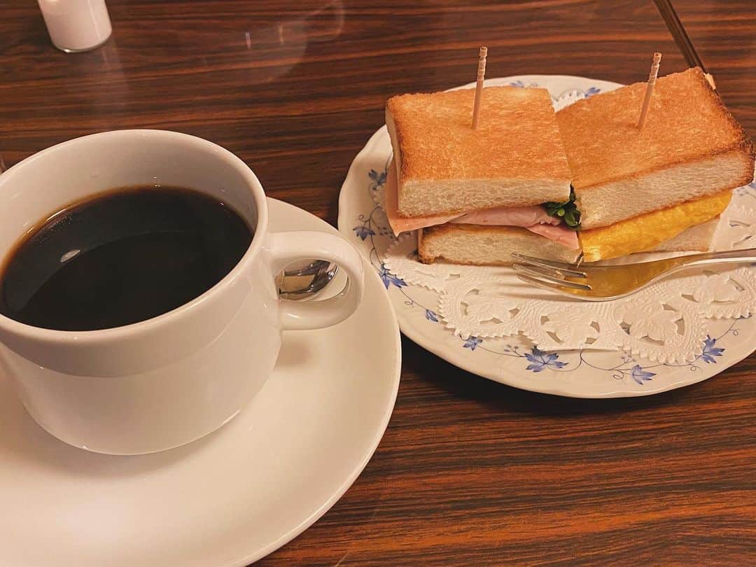前原誠司のインスタグラム：「昨日の遅めのお昼は、京都市東山区四条切通し上ルの「切通し 進々堂」さんで「たまごトースト」と「ハムトースト」（半分ずつ）をいただきました。トーストもコーヒーも、とても美味しかったです。ご馳走様でした。（誠）＃まえはランチ　 https://map.yahoo.co.jp/v2/place/HUlBXqUzaDk?fr=sydd_p-grmspot-1-header_gs-ttl_lc」