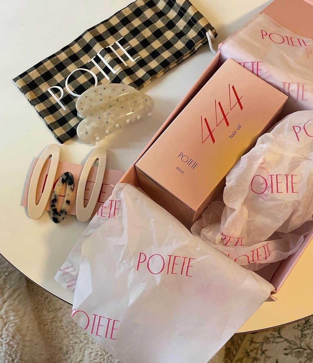 AMOのインスタグラム：「@potete_potete 🩷 先日いただいた POTETEのギフトたち。  新しく発売されたPOTETE初のへアオイル 444 hair oil. 444はエンジェルナンバーなのだそう つけているとなんだか運気がupしそうだね🪽 ローズ×シトラス系の心地よい甘さの香りがクセになる 夜のヘアケアの最後につけると安眠効果がすごい🌕 お出かけ前の仕上げに使うのも一日リラックスして過ごせていいかんじ🤍  一緒にいただいたヘアアクセたちも超かわいいな 今日もヘアクリップつけてる ぱっちんどめは大阪pop upのときもつけてたよ  @annashimazaki.com77 さん ありがとうございます🎀  #potete #gifted」