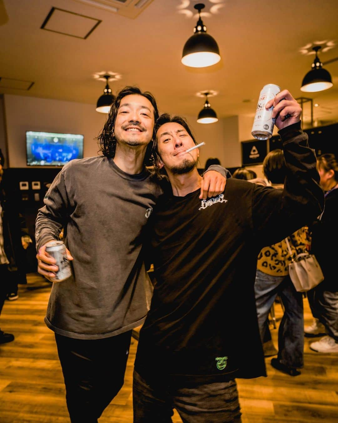 金子ノブアキのインスタグラム：「ドラム家族。 ザックス！愛してるぜえええ  @kanzajin  @paymoneytomypain_official  @the____bonez  @rize_official  @redorca_official   Photo by @eikihosomi」