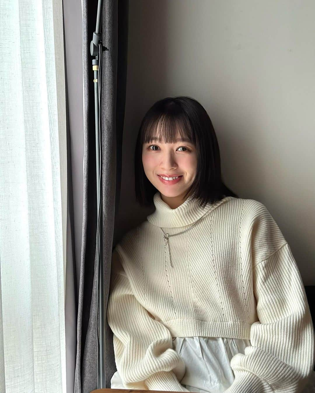 佐藤詩織のインスタグラム：「27歳になりました☺️皆さんたくさんのお祝いメッセージをどうもありがとうございましたっ！  27歳の目標はもっと自立をしながら健康第三です、なぜなら27歳になる直前で盛大に体調を崩したからです😋✌🏻 まだ治りかけしてますっ😋✌🏻✌🏻  たくさんのすてきな出会いのおかげで、27歳もわたしらしくたのしく過ごしていけそうでワクワクしています！そして、個人的な制作活動も、どんどん形になっているので来年すぐには発表できそう…！  これからも何卒です😊🤍  あ、27歳の日、沖縄ですてきな景色に癒されてきました〜！ずっとたのしくて、幸せが続いていました！🤍」