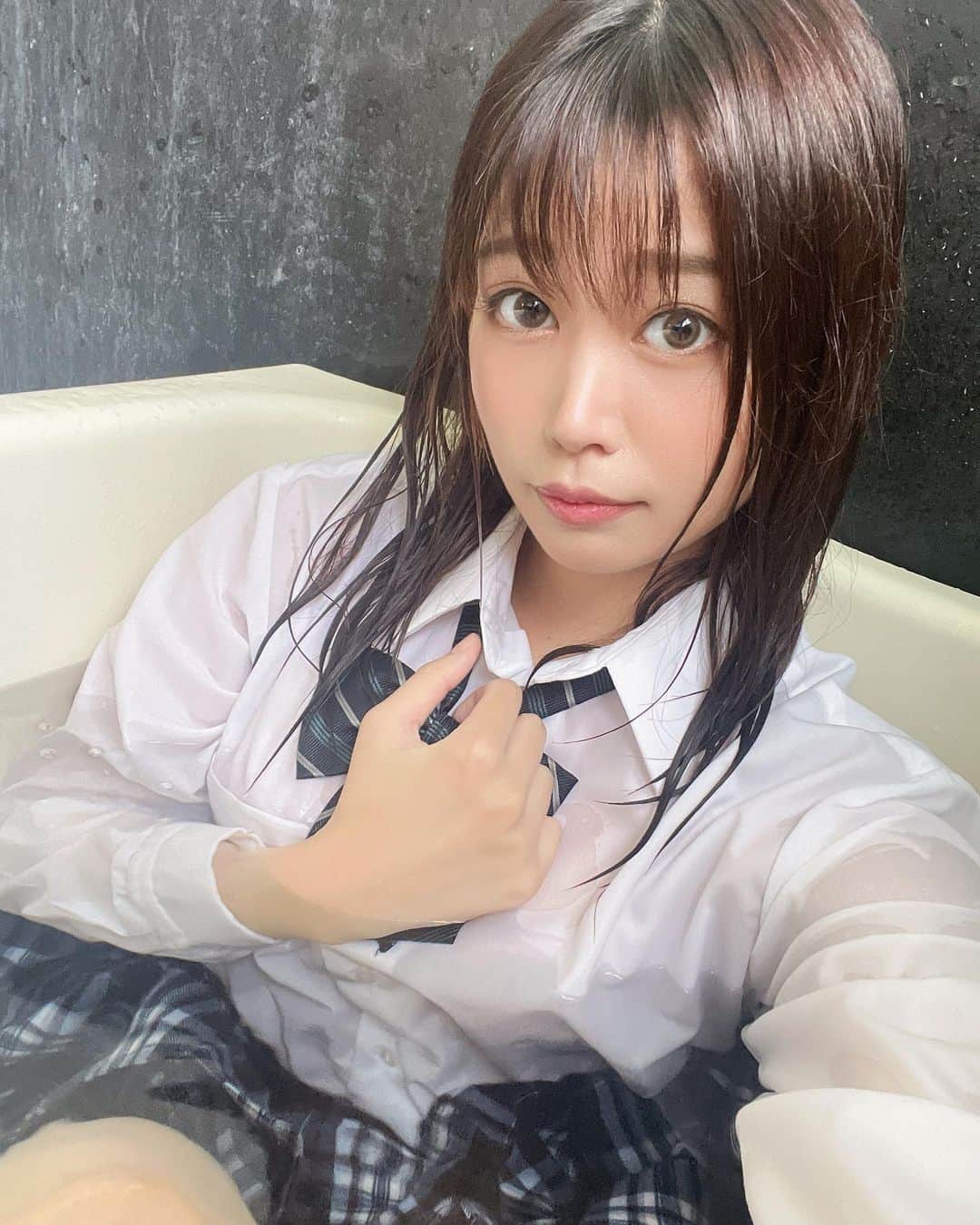 前田美波さんのインスタグラム写真 - (前田美波Instagram)「・ 構ってくれないから気を引こうとしたの… このあとは面倒みてね…  #前田美波 #セクシー女優 #jk #お風呂 #着衣 #制服 #ずぶ濡れ #びしょびしょ #めんどくさい女 #構ってちゃん」11月19日 15時22分 - maeda_minami_