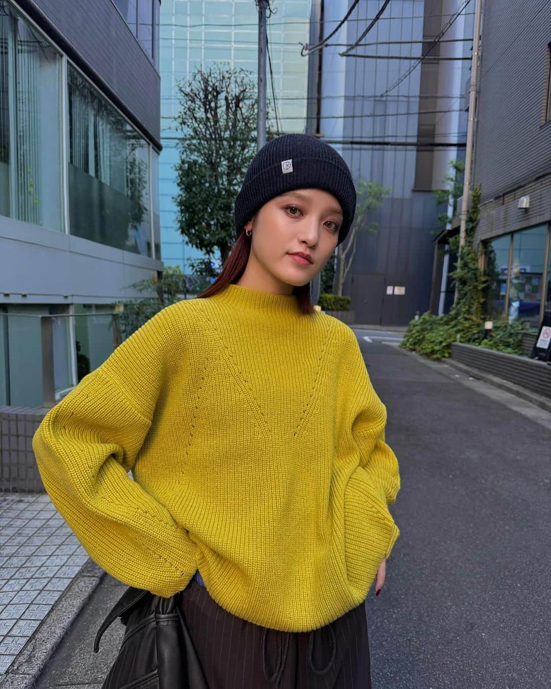 所谷舞のインスタグラム：「寒くて眠いけどBAYFLOWの大好きな黄色のニット着て はっぴーな気持ちになった🐶🌼  @bayflow_inc #PR #ベイフロー #bayflow」