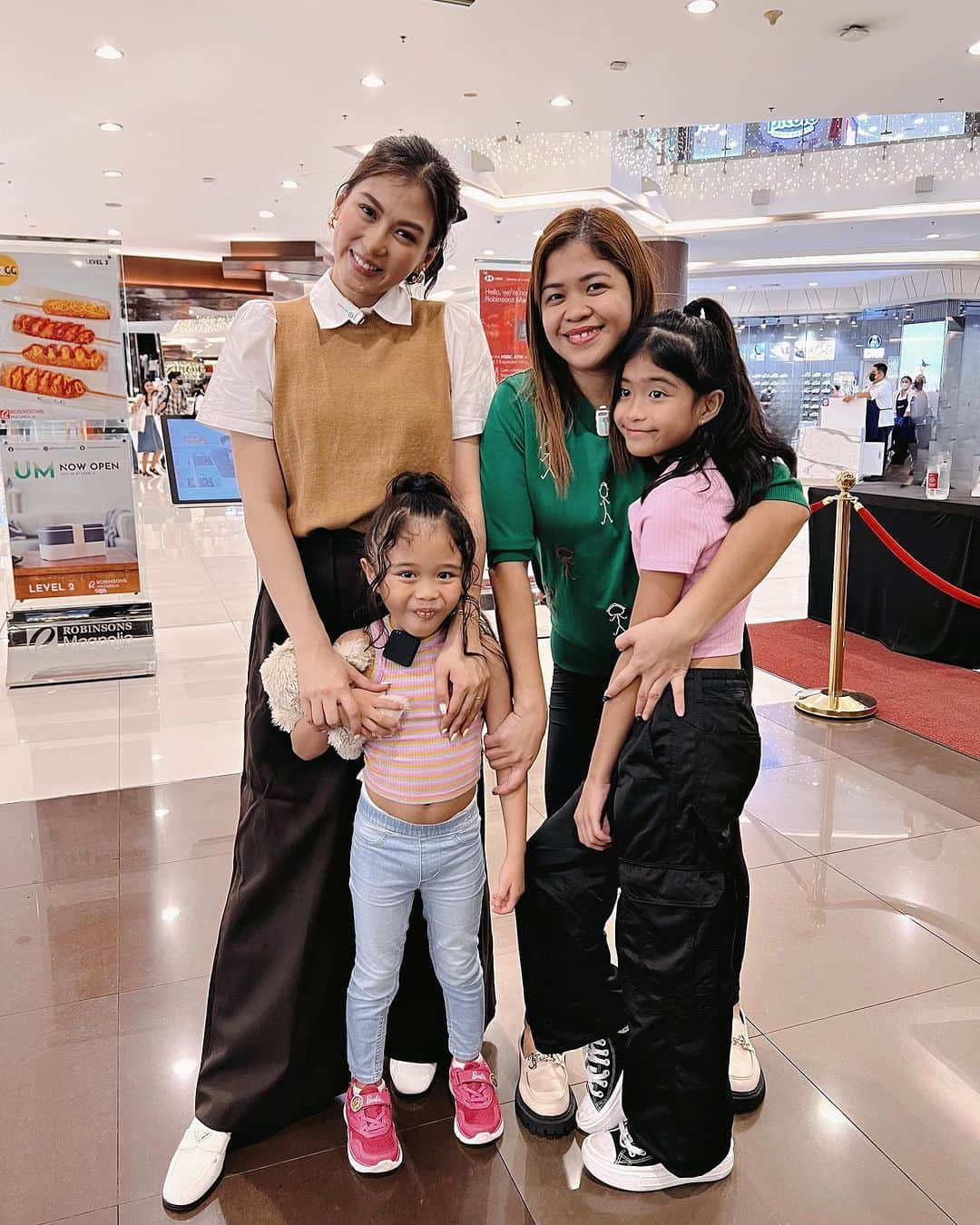 Alex Gonzagaさんのインスタグラム写真 - (Alex GonzagaInstagram)「Ninang can’t say NO kaya namulubi pagkatapos.. nanghingi pa ng part 2 ang inaanak pisti 😩love you Francisco Family! Proud and happy ako sa mga blessings ninyong pamilya! Lastly, Aantayin ko gift ko LV meh ah @mrandmrsfrancisco 😂 #LinkinmyBio」11月19日 15時25分 - cathygonzaga