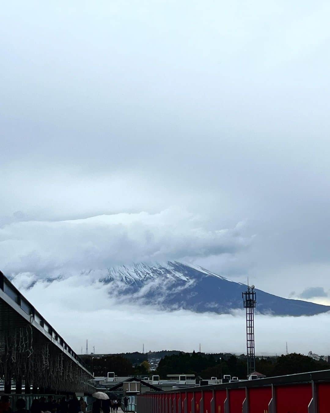 森川侑美さんのインスタグラム写真 - (森川侑美Instagram)「御殿場アウトレット🦖🐊🌵 まず入って3分で出会ったニット帽が 後にも先にもお気に入りになりました🐨  大雨上がりの富士山🗻 空雲の隙間から現れて大きさが際立ってた。。  さわやかのハンバーグは受付から6時間後に無事、 ようやく味わえた逸品🥹🫶  空気もお水も綺麗だとそれだけで幸せ🍀  #静岡#御殿場アウトレット#お買い物#富士山#🗻 #タリーズおいしい」11月19日 15時26分 - yumi.morikawa322