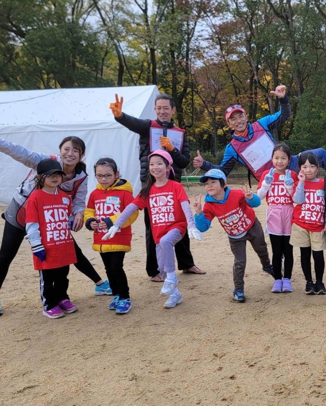 福本愛菜さんのインスタグラム写真 - (福本愛菜Instagram)「大阪マラソン2024 KIDS SPORTS FES！ 参加くださったファミリーの皆さんありがとうございました☺️✨  めっちゃ風強かったし凍えるくらいの寒さやったけど😂😂😂 子どもたちに癒されたしいっぱいパワーもらえたよ🥺💓  保護者の皆さんも寒い中ありがとうございました😎  久々キャメロンにも会えて嬉しかった〜🤭  #大阪 #大阪マラソン #キッズ #ランニング #イベント #ランニングイベント #マラソンイベント #大阪城 #大阪城公園 #マラソン #マラソン女子 #ランニング女子 #🏃‍♀️」11月19日 15時28分 - aina_fukumoto