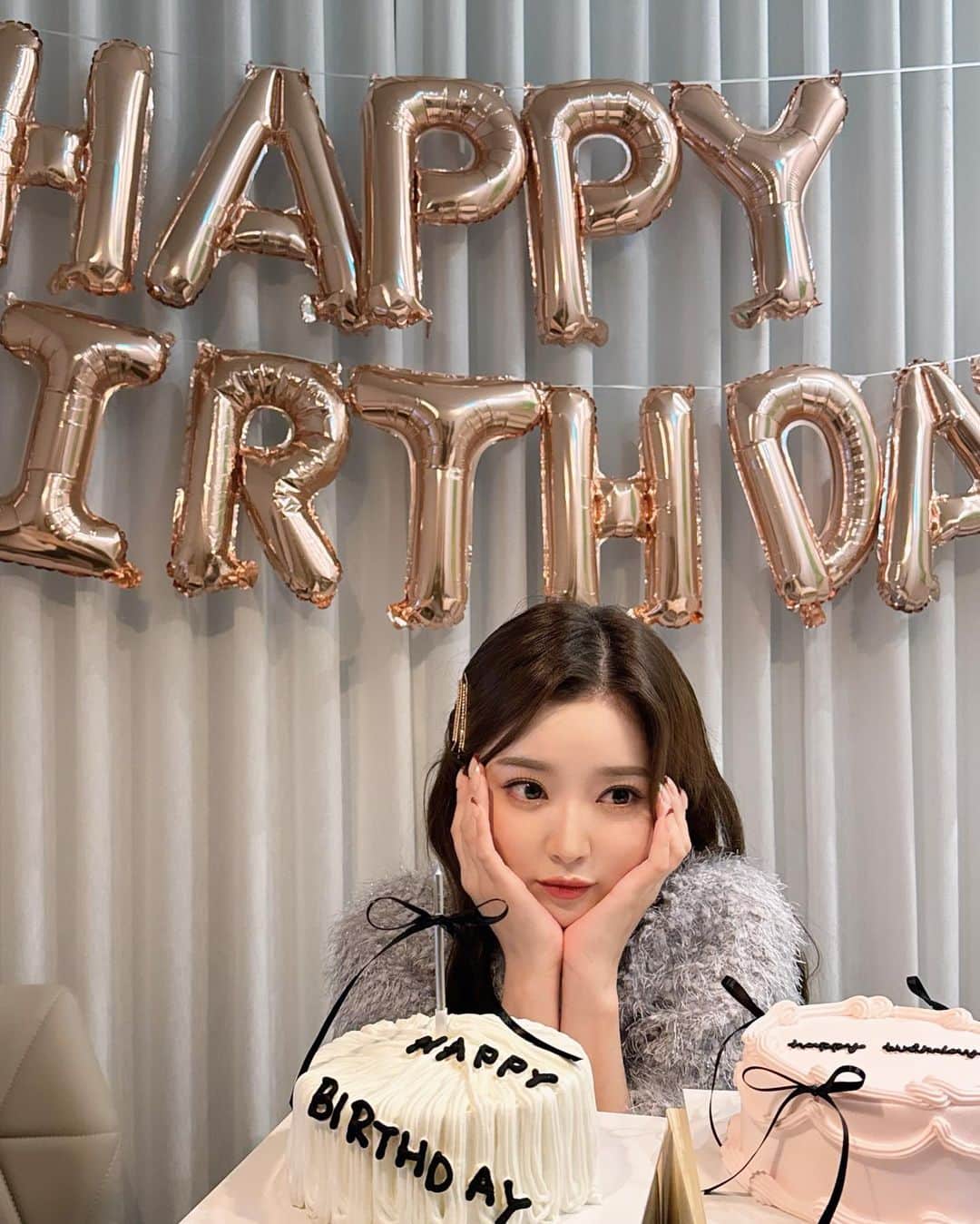 山本月のインスタグラム：「少し早いお誕生日パーティーを韓国にて🎉💞  11月生まれのみきちゃん、かおりん、みさとと仲良しメンバーでセンイルパーティー🥳  写真はありすぎてどれ載せたら良いかわからなくて全部載せといたっ🪞  お誕生日当日は彼と過ごすよ~♡ みんなは何枚目の写真がすき？☺️  この日着てるのは @fiolily_official のキラキラブラウス🪩 ブルーグレーが大人気です🩶 ボリューム感のあるブラウスでキラキラの糸が混ざってる生地を使ってるのですごく華やかな雰囲気✨  特別な日に着たくなるね。形もこだわりたっぷりで 激かわです✌︎残りわずかなのでお早めにゲットしてね🪄  #誕生日#19971121」