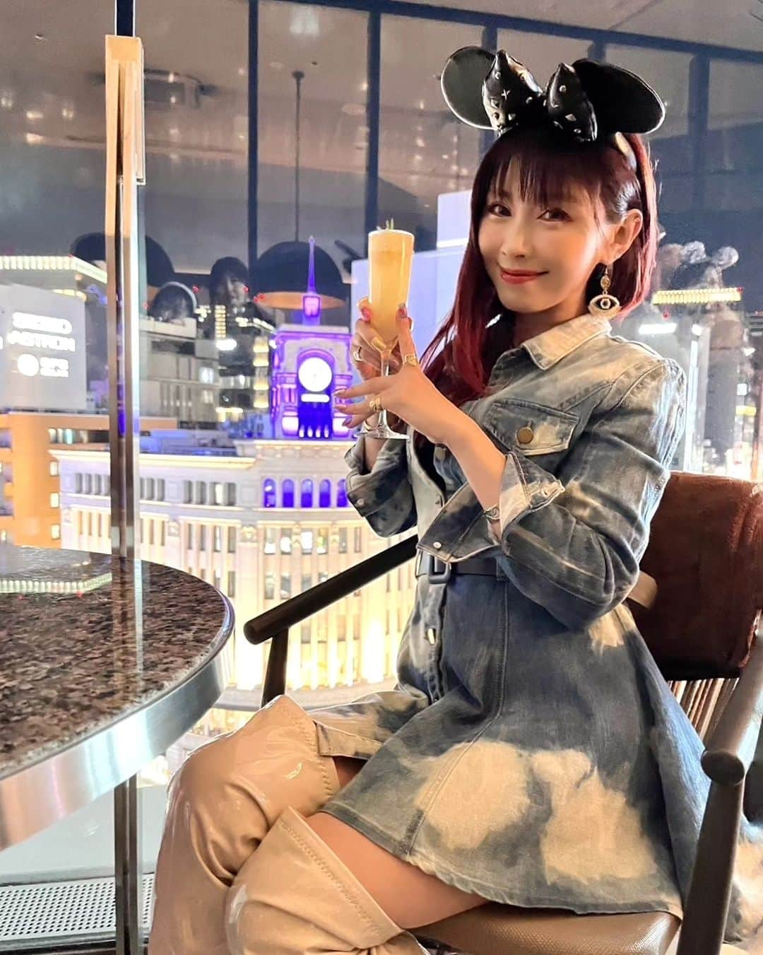 丹遥ニナのインスタグラム：「「PR」11月18日はミッキー&ミニーのバースデーだったよん🎂 銀座 「CADRAN Champagne Restaurant」 @cadran_ginza 限定イベント レセプションパーティーにご招待頂き、お邪魔させて頂きました❣️⤴️💓  https://www.tablecheck.com/shops/cadran/reserve ・ ・ 銀座 CADRAN Champagne Restaurant はGINZA PLACEの7階にある。銀座4丁目、和光と三越が建ち並ぶ交差点に面し、テラスからは正面に和光の時計が現れて、ミッキーが見えた💓🩷🍸 ・ ・ 11月18日はミッキー&ミニーのバースデー❕ディズニー生誕100周年を記念して、真向かいの和光銀座の時計台が昨日までミッキー仕様となってた❕見に行ったかな❔💕💖 ・ ・ 見てみて、インフルエンサー仲間達と一緒に、ディズニーのカチューシャして、ミッキーの手袋して、テラスからミッキーのお誕生日をお祝いした🎉❣️🥰 ・ ・ 銀座 「CADRAN Champagne Restaurant」は11月28日にオープンします。 しかも、めちゃくちゃお洒落なテラスから銀座の中心地を臨める、他にないロケーション❗ シグネチャーカクテルのベリーニ、レストランはコースで予約がオススメ。 テラスでバーの使いもできる❗最高すぎる📍🍹💋 ・ ・ 誘って頂いたエリカちゃん @erika0825erika  と 【楽しすぎる美人メンバー達】 👇👇👇 ハクちん @haku.haku.9  かおりん @kaori_hydrangea  みわちゃん  @myah_ex  はんなちゃん @honey0627_  みつえさん @mitsuematui  me  @minaninamiji  ❧❧❧❧❧❧❧❧❧❧❧❧❧❧❧❧❧❧❧❧ 👑銀座 「CADRAN Champagne Restaurant」 東京都中央区銀座5-8-1 GINZA PLACE 7階 メトロ銀座線　銀座駅　1分 メトロ日比谷線　銀座駅　1分 メトロ丸の内線　銀座駅　3分 ・ ・ #PR #cadranginza #cadran #カドラン #銀座フレンチ #銀座ディナー #銀座デート #シャンパーニュレストラン #シャンパーニュ #ginzadinner #ginzarestaurant #ginzafrench #ginzaterrace ・ ・ ★- - -★- - -★- - -★- - -★- - -★- - -★- - -★- - -★- - -★- - -★ ・ ・ Model @minaninamiji   ❥❦❧ 仕事のご連絡はDMで📩 ❧❦❥  🧡 ファッションショー、作品撮影、商品撮影、動画撮影  🧡PR、インフルエンサー 、アンバサダー、通訳、キャスティング  🧡 丹遥ニナNina手書きかわいいニナキャラクターラインスタンプ 発売❗@ninalinestamp から飛べますよ❣️  🧡 個人撮影(有償) ・ ・ #銀座ランチ #銀座グルメ  #銀座ディナー #銀座おすすめ #銀座デート #ミッキーコーデ #銀座夜景 #イルミネーションデート #銀座イルミネーション #ディズニーコーデ #ディズニーグッズ #ディズニー部 #ディズニー好きな人と繋がりたい #ディズニー写真隊」