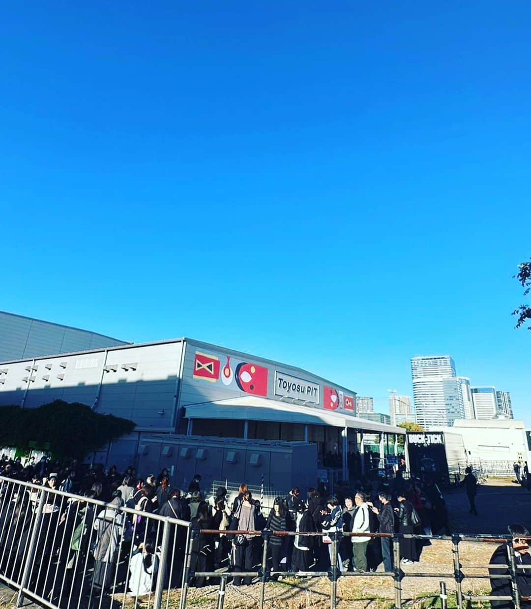 今井寿さんのインスタグラム写真 - (今井寿Instagram)「#🎶 #🎸 #☀️☀️  ✌🏻🌈  TOUR 2023 異空 -IZORA- ALTERNATIVE SUN  11/19 Sun. 東京 豊洲PIT  #櫻井敦司 #ヤガミトール #樋口豊 #星野英彦 #今井寿 #imaihisashi #guitar #bucktick #bt #☀️☀️ #異空  #izora #alternativesun」11月19日 15時32分 - bucktick_imai