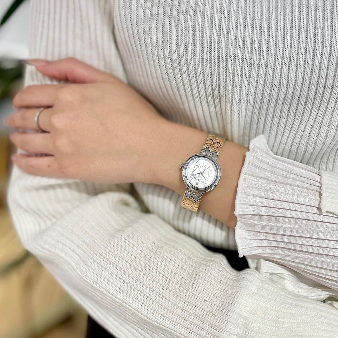 starjewelry_pressさんのインスタグラム写真 - (starjewelry_pressInstagram)「【数量限定ウォッチ】 CONNECT WITH LOVE WATCH  洗練されたハートモチーフにインスパイアされた数量限定ウォッチ。 ベルトはご自身で付け替え可能なチェンジャブル仕様で、メタルバンドとレザーベルトをその日の気分で楽しめます。   トレンドのコンビカラーYG×SVのメタルバンドとブラックレザーのセットは、オシャレに敏感な女性にぴったり。(写真1.2枚目)  オールSVのメタルバンドとブラックレザーのセットは、ON・OFF問わず馴染む汎用性が魅力。(写真3.4枚目)  優しいローズゴールド×SVのメタルバンドとホワイトレザーのセットはフェミニンな印象を演出。 オンラインストア限定カラーで特別感のあるデザインです。(写真5.6枚目)  #starjewelry #スタージュエリー #winter #holiday #limitedmodel #winterlimited #toneoflove #sequence #watch #ウォッチ #jewelry」11月19日 15時47分 - starjewelry_press