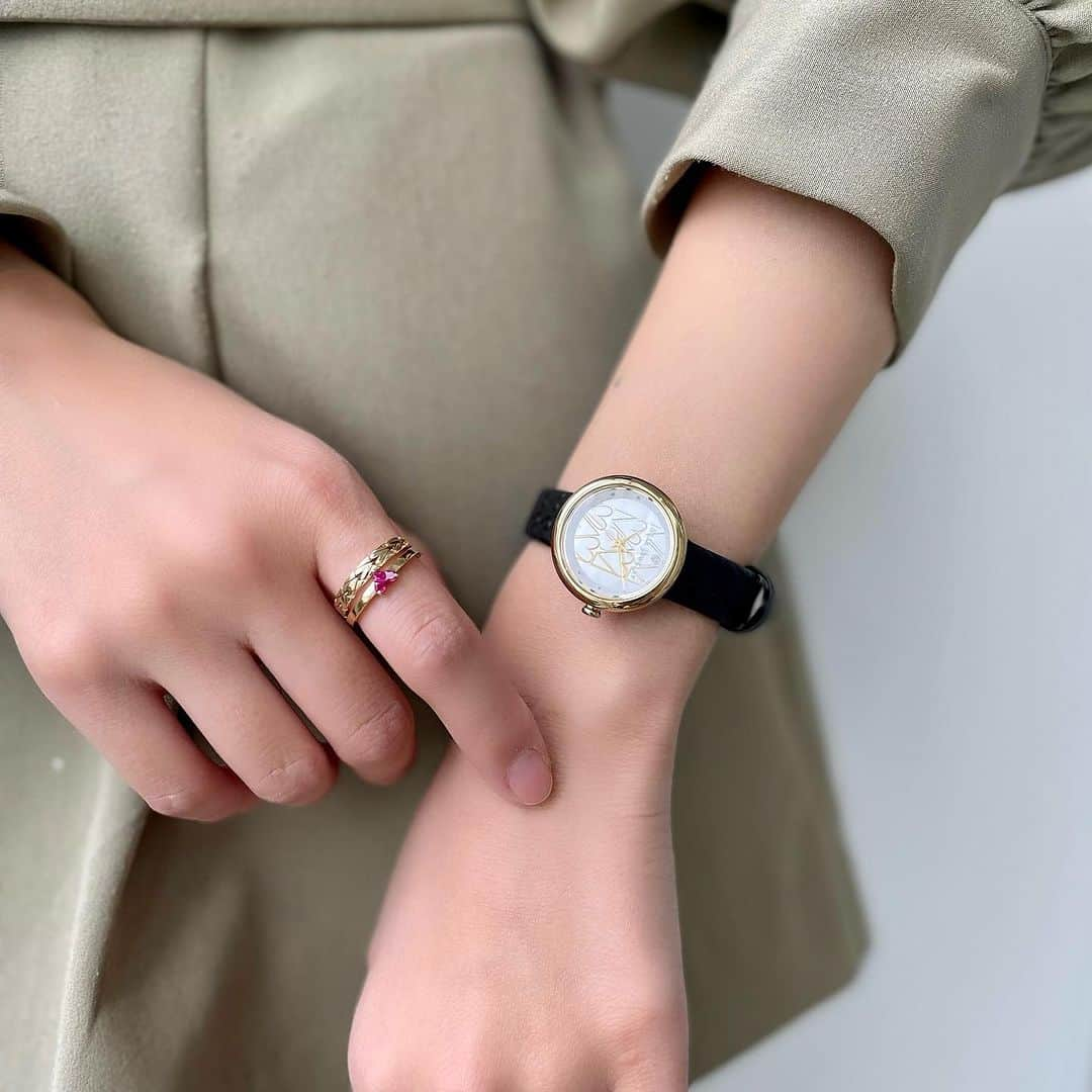 starjewelry_pressさんのインスタグラム写真 - (starjewelry_pressInstagram)「【数量限定ウォッチ】 CONNECT WITH LOVE WATCH  洗練されたハートモチーフにインスパイアされた数量限定ウォッチ。 ベルトはご自身で付け替え可能なチェンジャブル仕様で、メタルバンドとレザーベルトをその日の気分で楽しめます。   トレンドのコンビカラーYG×SVのメタルバンドとブラックレザーのセットは、オシャレに敏感な女性にぴったり。(写真1.2枚目)  オールSVのメタルバンドとブラックレザーのセットは、ON・OFF問わず馴染む汎用性が魅力。(写真3.4枚目)  優しいローズゴールド×SVのメタルバンドとホワイトレザーのセットはフェミニンな印象を演出。 オンラインストア限定カラーで特別感のあるデザインです。(写真5.6枚目)  #starjewelry #スタージュエリー #winter #holiday #limitedmodel #winterlimited #toneoflove #sequence #watch #ウォッチ #jewelry」11月19日 15時47分 - starjewelry_press