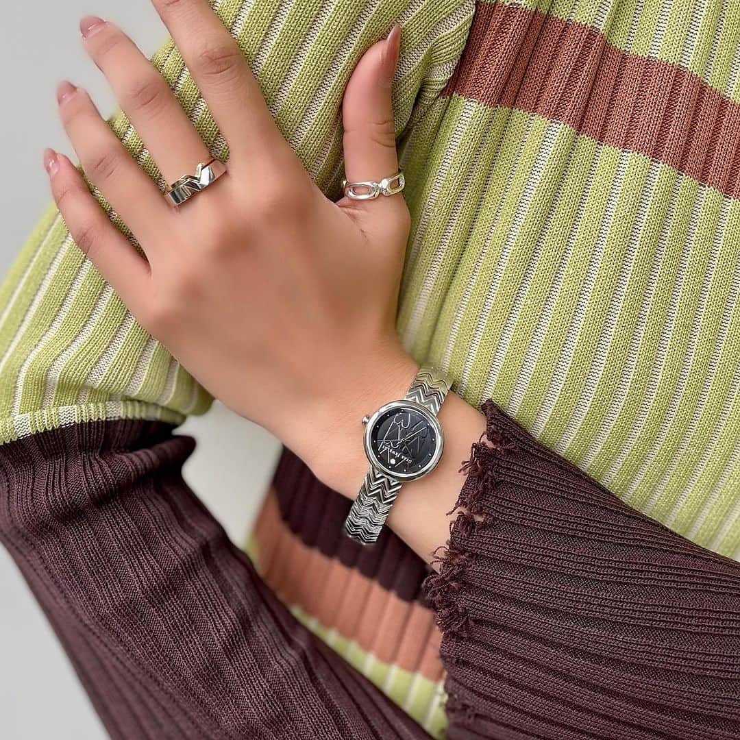 starjewelry_pressさんのインスタグラム写真 - (starjewelry_pressInstagram)「【数量限定ウォッチ】 CONNECT WITH LOVE WATCH  洗練されたハートモチーフにインスパイアされた数量限定ウォッチ。 ベルトはご自身で付け替え可能なチェンジャブル仕様で、メタルバンドとレザーベルトをその日の気分で楽しめます。   トレンドのコンビカラーYG×SVのメタルバンドとブラックレザーのセットは、オシャレに敏感な女性にぴったり。(写真1.2枚目)  オールSVのメタルバンドとブラックレザーのセットは、ON・OFF問わず馴染む汎用性が魅力。(写真3.4枚目)  優しいローズゴールド×SVのメタルバンドとホワイトレザーのセットはフェミニンな印象を演出。 オンラインストア限定カラーで特別感のあるデザインです。(写真5.6枚目)  #starjewelry #スタージュエリー #winter #holiday #limitedmodel #winterlimited #toneoflove #sequence #watch #ウォッチ #jewelry」11月19日 15時47分 - starjewelry_press