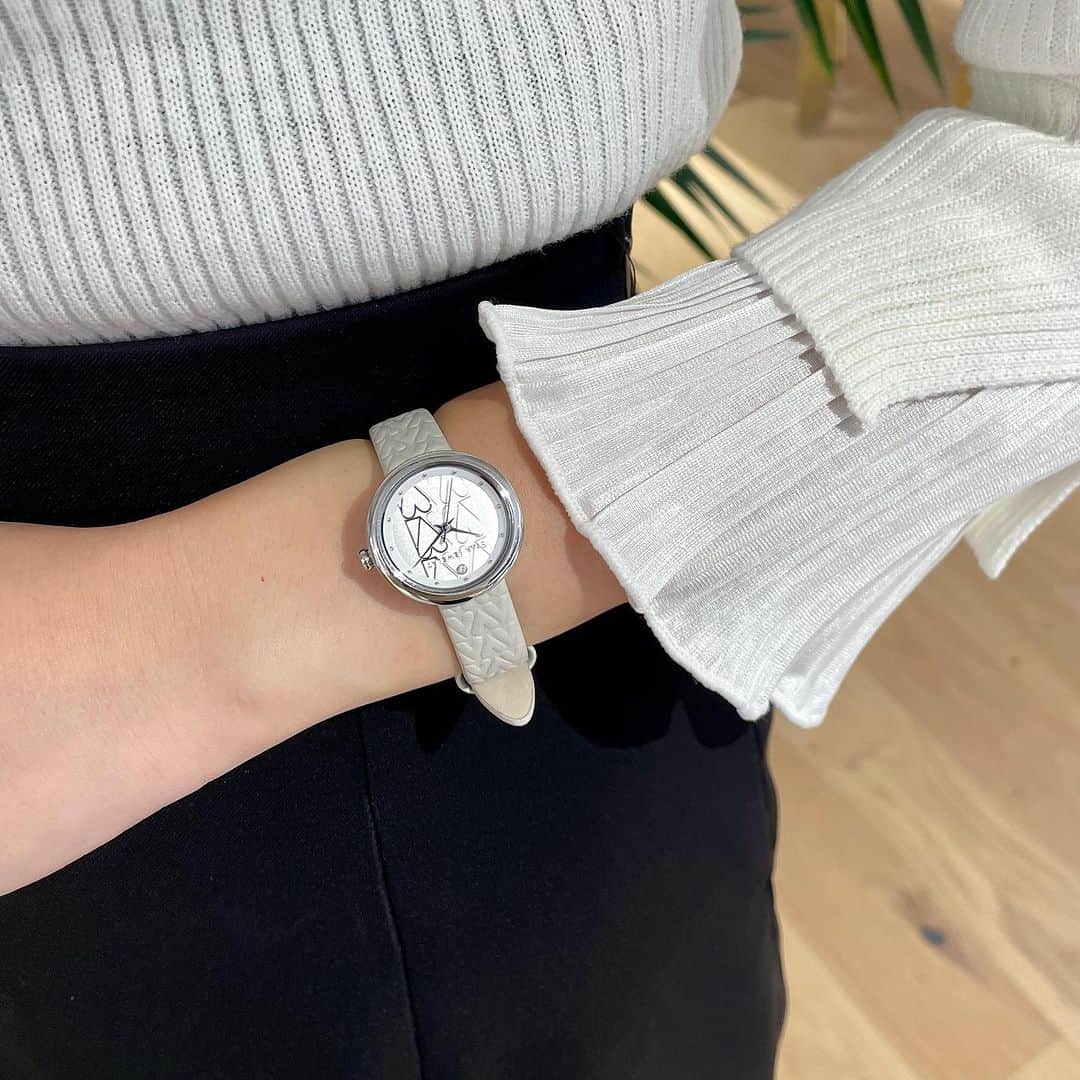 starjewelry_pressさんのインスタグラム写真 - (starjewelry_pressInstagram)「【数量限定ウォッチ】 CONNECT WITH LOVE WATCH  洗練されたハートモチーフにインスパイアされた数量限定ウォッチ。 ベルトはご自身で付け替え可能なチェンジャブル仕様で、メタルバンドとレザーベルトをその日の気分で楽しめます。   トレンドのコンビカラーYG×SVのメタルバンドとブラックレザーのセットは、オシャレに敏感な女性にぴったり。(写真1.2枚目)  オールSVのメタルバンドとブラックレザーのセットは、ON・OFF問わず馴染む汎用性が魅力。(写真3.4枚目)  優しいローズゴールド×SVのメタルバンドとホワイトレザーのセットはフェミニンな印象を演出。 オンラインストア限定カラーで特別感のあるデザインです。(写真5.6枚目)  #starjewelry #スタージュエリー #winter #holiday #limitedmodel #winterlimited #toneoflove #sequence #watch #ウォッチ #jewelry」11月19日 15時47分 - starjewelry_press
