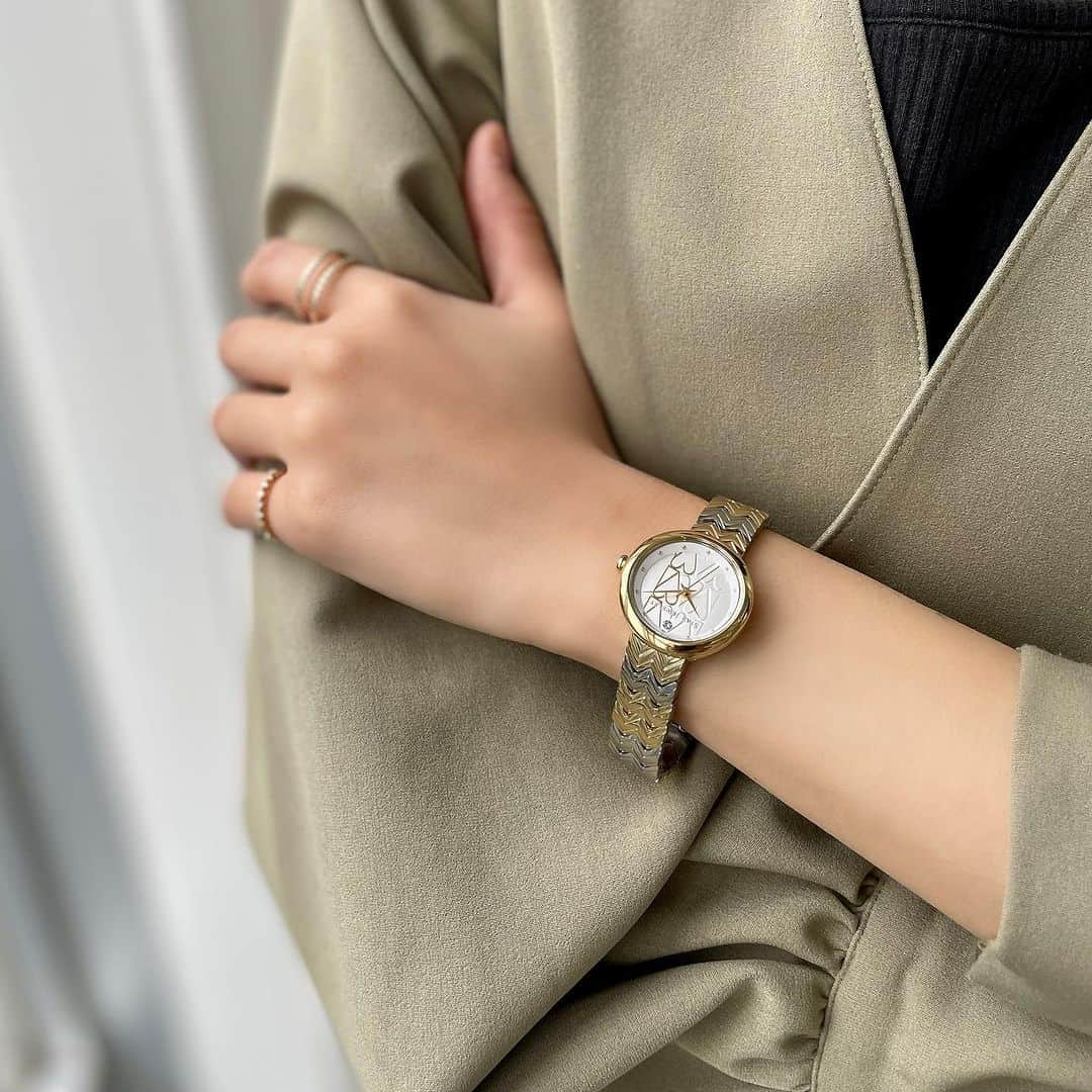 starjewelry_pressのインスタグラム：「【数量限定ウォッチ】 CONNECT WITH LOVE WATCH  洗練されたハートモチーフにインスパイアされた数量限定ウォッチ。 ベルトはご自身で付け替え可能なチェンジャブル仕様で、メタルバンドとレザーベルトをその日の気分で楽しめます。   トレンドのコンビカラーYG×SVのメタルバンドとブラックレザーのセットは、オシャレに敏感な女性にぴったり。(写真1.2枚目)  オールSVのメタルバンドとブラックレザーのセットは、ON・OFF問わず馴染む汎用性が魅力。(写真3.4枚目)  優しいローズゴールド×SVのメタルバンドとホワイトレザーのセットはフェミニンな印象を演出。 オンラインストア限定カラーで特別感のあるデザインです。(写真5.6枚目)  #starjewelry #スタージュエリー #winter #holiday #limitedmodel #winterlimited #toneoflove #sequence #watch #ウォッチ #jewelry」