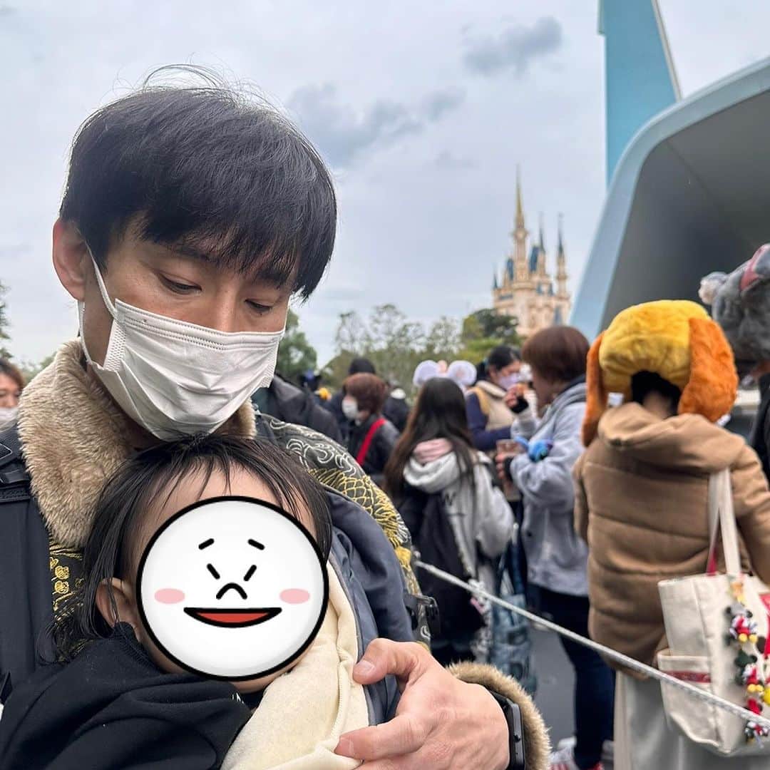 なだぎ武のインスタグラム：「キャラクターグッズを見つけては、奇声をあげて喜ぶリアクションを見せるほどミッキーマウス好きなお子。 先日一歳にしてディズニーデビューしてきました。 ジャンボリミッキーで楽しく踊る本物のミッキーを見てても、終始難しい映画を見てるような顔してたので『ん？』と思ったんですが、その後ミッキー本人に会ってもやっぱり強張った顔であまり近付こうともしなかったのが残念な結果しでた、、😫 ミッキーも寂しそうでした、、😅 今はまだ本人とグッズの違いの差が大きく立ちはだかったのかもしれません、、 まぁ、これも良い思い出でしょう… と言い聞かせてる😅」