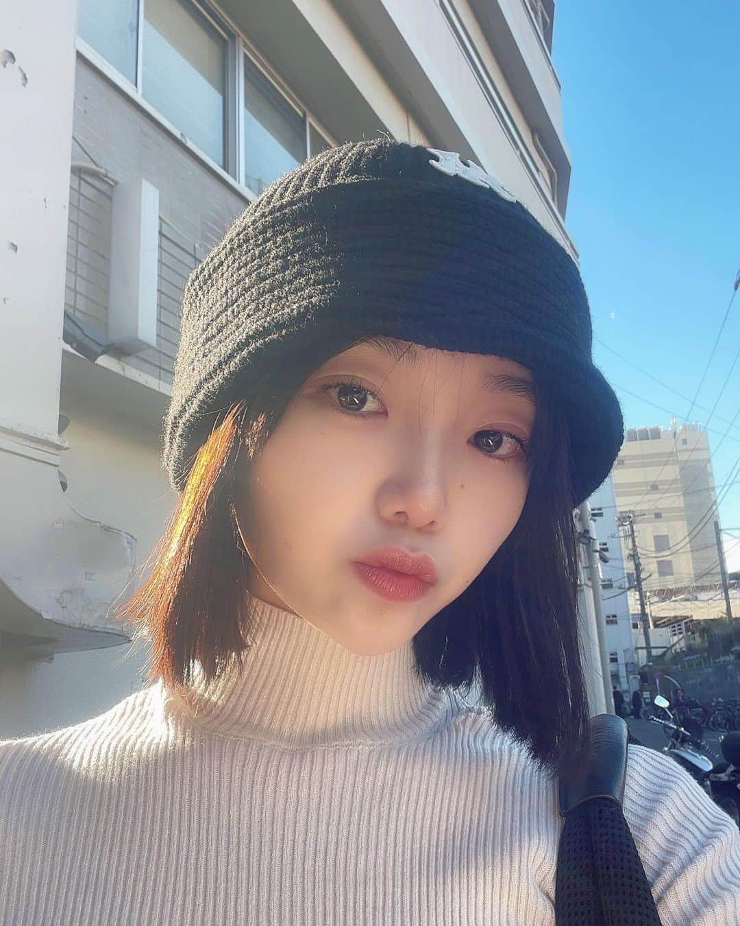 松岡里英のインスタグラム：「・ 寝癖😗」