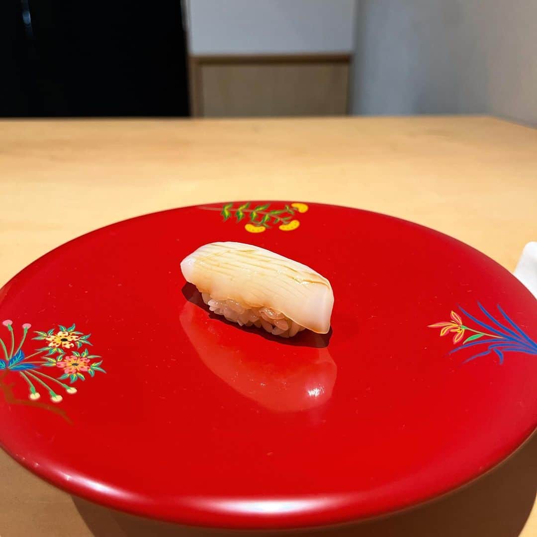 竹内えりかのインスタグラム：「この前の🍣 美味しゅうございました💋お皿も可愛かった！ #たえり鮨グラム」