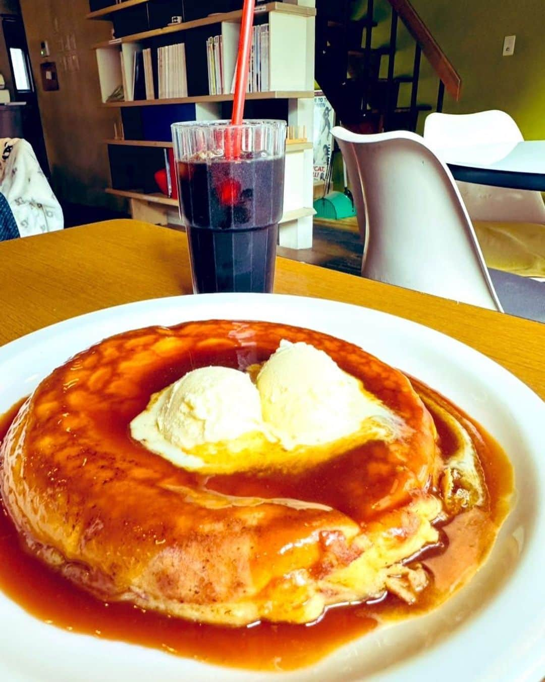 美川憲二さんのインスタグラム写真 - (美川憲二Instagram)「塩キャラメルパンケーキよ〜😋😍🥞🍴✨✨✨✨✨✨✨✨✨✨✨  こちらも　ヒデコ行きつけ‼️  円山公園は　「JET SET」さんに  一年振りに　お邪魔して😃😄✌️✌️  大好き❤  塩キャラメルパンケーキをいただきりんこ😋🥞🍴✨✨✨✨✨  店内は　スタイリッシュで　オシャンだし😃💡💡💡  東京で、ありそで無い　この塩キャラメルパンケーキ‼️😍💓💓💓💓  やっぱり　何回食べでも　旨、旨だじょ〜😄😋🥞👍👍👍  幸せ〜🥰💕💕💕💕💕💕💕💕  塩キャラメルパンケーキ‼️  塩キャラメルパンケーキ‼️  それそれ〜😋😄🥞⤴️⤴️ #jetset  #ジェットセット #円山公園 #札幌 #塩キャラメルパンケーキ #かなり美味しい #オシャンカフェ #スタイリッシュ #ルンルン気分 #美川憲一 #美川憲二 #ヒデコフランセスカ #オネェ系 #ものまね」11月19日 15時56分 - mikawakenji