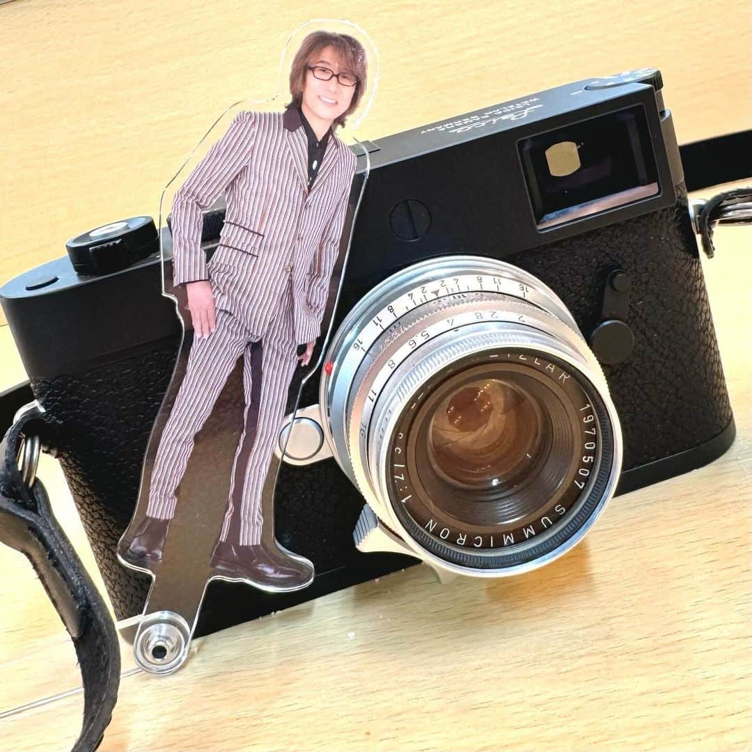 坂崎幸之助さんのインスタグラム写真 - (坂崎幸之助Instagram)「米子コンベンションセンターの楽屋☺️  カメラマンは私です📷 モデルも私です😂  #THEALFEE #アルフィー #桜井賢 #高見沢俊彦 #坂崎幸之助 #ライブ #秋ツアー #米子 #コンベンションセンター #BIGSHIP #アクリルスティック #アクステ #コンサートグッズ #自撮り #LEICAM11p #ライカM11P #iPhone15pro #さあ👍 #もうすぐ本番🤩 #盛り上がって行くぞぉ〜う🤗」11月19日 15時55分 - kohnosukesakazaki