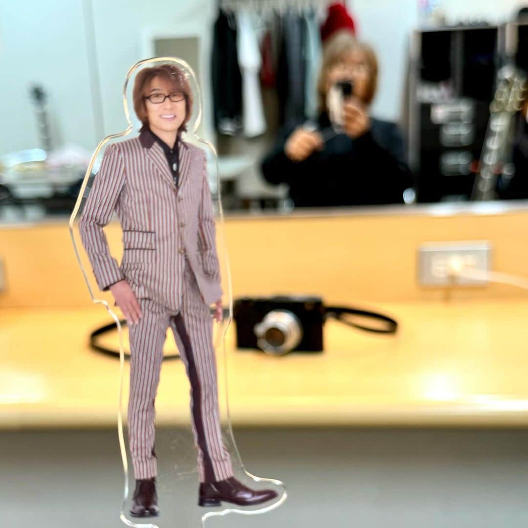 坂崎幸之助さんのインスタグラム写真 - (坂崎幸之助Instagram)「米子コンベンションセンターの楽屋☺️  カメラマンは私です📷 モデルも私です😂  #THEALFEE #アルフィー #桜井賢 #高見沢俊彦 #坂崎幸之助 #ライブ #秋ツアー #米子 #コンベンションセンター #BIGSHIP #アクリルスティック #アクステ #コンサートグッズ #自撮り #LEICAM11p #ライカM11P #iPhone15pro #さあ👍 #もうすぐ本番🤩 #盛り上がって行くぞぉ〜う🤗」11月19日 15時55分 - kohnosukesakazaki