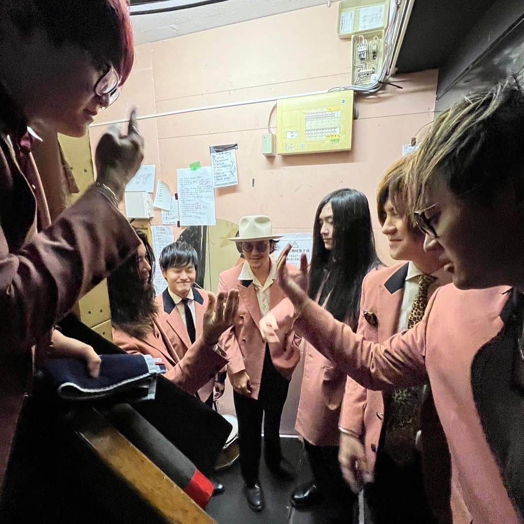 ウルトラ寿司ふぁいやーさんのインスタグラム写真 - (ウルトラ寿司ふぁいやーInstagram)「ウルトラ寿司ふぁいやー柏初上陸🔥🍣  東京からとっても近くにあるのに、今回が初上陸。  「いつか千葉にもきてください！」  なんて言葉をSNSでよく見かけてはいたものの、東京でライブすることとの差がはっきりとは見えていなかった私。  いつも長い時間を掛けてライブに来てくれてるんだなとリアルな実感を持つことが出来、その近くにこちらから足を運ぶことをもっと大事にしたいなと思えました。  もっとやろう。神奈川も、埼玉も行こう。  初出演の柏DOMeも、対バンのEsleakもPeetoも最高でした。ありがとう。  そして、ライブ初披露のあの新曲はどうだった？  なんだか、楽しい未来が見える気がしたね。笑  22日のリリースが楽しみだ。  ありがとうございました。  Jぺい📝❤️‍🔥  🍣────────────────┐ “誰がいつ見ても楽C”ライブをお届け！ 7人組 エンタメバンド #ウル寿司 11/22セカンドシングルリリース🎙️ → @ultra_sushistagram  └────────────────🔥  #ウルトラ寿司ふぁいやー #ウル寿司 #エンターテインメント #ドンキホーテ #ドレコード #ultrasushifire #アカペラ #セカンドシングル #新曲発売 #新曲リリース #千葉ライブ #柏ライブ #冬ライブ #ライブハウス」11月19日 21時30分 - ultra_sushistagram