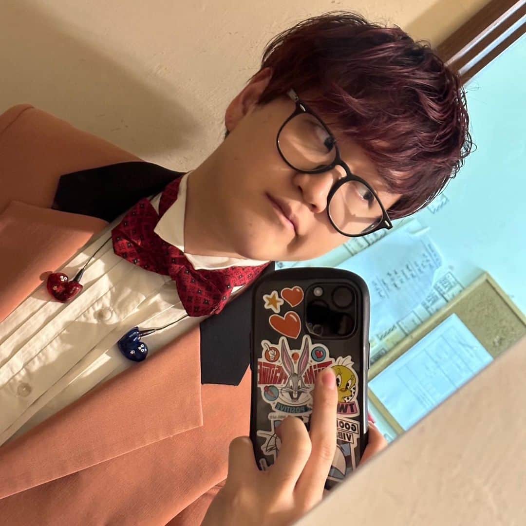 ウルトラ寿司ふぁいやーさんのインスタグラム写真 - (ウルトラ寿司ふぁいやーInstagram)「ウルトラ寿司ふぁいやー柏初上陸🔥🍣  東京からとっても近くにあるのに、今回が初上陸。  「いつか千葉にもきてください！」  なんて言葉をSNSでよく見かけてはいたものの、東京でライブすることとの差がはっきりとは見えていなかった私。  いつも長い時間を掛けてライブに来てくれてるんだなとリアルな実感を持つことが出来、その近くにこちらから足を運ぶことをもっと大事にしたいなと思えました。  もっとやろう。神奈川も、埼玉も行こう。  初出演の柏DOMeも、対バンのEsleakもPeetoも最高でした。ありがとう。  そして、ライブ初披露のあの新曲はどうだった？  なんだか、楽しい未来が見える気がしたね。笑  22日のリリースが楽しみだ。  ありがとうございました。  Jぺい📝❤️‍🔥  🍣────────────────┐ “誰がいつ見ても楽C”ライブをお届け！ 7人組 エンタメバンド #ウル寿司 11/22セカンドシングルリリース🎙️ → @ultra_sushistagram  └────────────────🔥  #ウルトラ寿司ふぁいやー #ウル寿司 #エンターテインメント #ドンキホーテ #ドレコード #ultrasushifire #アカペラ #セカンドシングル #新曲発売 #新曲リリース #千葉ライブ #柏ライブ #冬ライブ #ライブハウス」11月19日 21時30分 - ultra_sushistagram