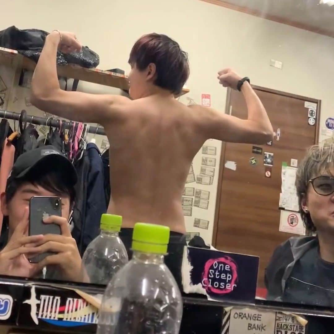 ウルトラ寿司ふぁいやーさんのインスタグラム写真 - (ウルトラ寿司ふぁいやーInstagram)「ウルトラ寿司ふぁいやー柏初上陸🔥🍣  東京からとっても近くにあるのに、今回が初上陸。  「いつか千葉にもきてください！」  なんて言葉をSNSでよく見かけてはいたものの、東京でライブすることとの差がはっきりとは見えていなかった私。  いつも長い時間を掛けてライブに来てくれてるんだなとリアルな実感を持つことが出来、その近くにこちらから足を運ぶことをもっと大事にしたいなと思えました。  もっとやろう。神奈川も、埼玉も行こう。  初出演の柏DOMeも、対バンのEsleakもPeetoも最高でした。ありがとう。  そして、ライブ初披露のあの新曲はどうだった？  なんだか、楽しい未来が見える気がしたね。笑  22日のリリースが楽しみだ。  ありがとうございました。  Jぺい📝❤️‍🔥  🍣────────────────┐ “誰がいつ見ても楽C”ライブをお届け！ 7人組 エンタメバンド #ウル寿司 11/22セカンドシングルリリース🎙️ → @ultra_sushistagram  └────────────────🔥  #ウルトラ寿司ふぁいやー #ウル寿司 #エンターテインメント #ドンキホーテ #ドレコード #ultrasushifire #アカペラ #セカンドシングル #新曲発売 #新曲リリース #千葉ライブ #柏ライブ #冬ライブ #ライブハウス」11月19日 21時30分 - ultra_sushistagram