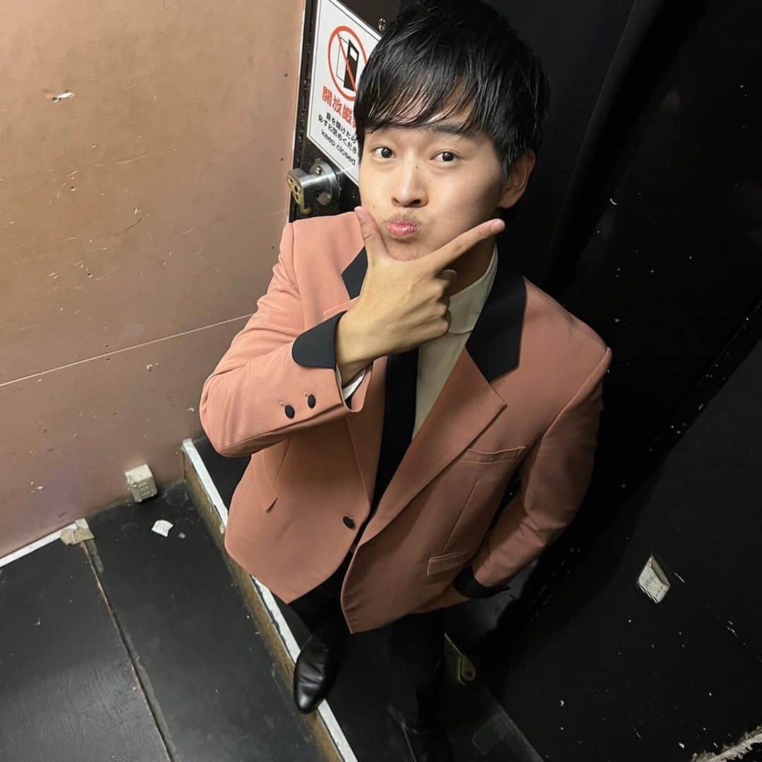 ウルトラ寿司ふぁいやーさんのインスタグラム写真 - (ウルトラ寿司ふぁいやーInstagram)「ウルトラ寿司ふぁいやー柏初上陸🔥🍣  東京からとっても近くにあるのに、今回が初上陸。  「いつか千葉にもきてください！」  なんて言葉をSNSでよく見かけてはいたものの、東京でライブすることとの差がはっきりとは見えていなかった私。  いつも長い時間を掛けてライブに来てくれてるんだなとリアルな実感を持つことが出来、その近くにこちらから足を運ぶことをもっと大事にしたいなと思えました。  もっとやろう。神奈川も、埼玉も行こう。  初出演の柏DOMeも、対バンのEsleakもPeetoも最高でした。ありがとう。  そして、ライブ初披露のあの新曲はどうだった？  なんだか、楽しい未来が見える気がしたね。笑  22日のリリースが楽しみだ。  ありがとうございました。  Jぺい📝❤️‍🔥  🍣────────────────┐ “誰がいつ見ても楽C”ライブをお届け！ 7人組 エンタメバンド #ウル寿司 11/22セカンドシングルリリース🎙️ → @ultra_sushistagram  └────────────────🔥  #ウルトラ寿司ふぁいやー #ウル寿司 #エンターテインメント #ドンキホーテ #ドレコード #ultrasushifire #アカペラ #セカンドシングル #新曲発売 #新曲リリース #千葉ライブ #柏ライブ #冬ライブ #ライブハウス」11月19日 21時30分 - ultra_sushistagram