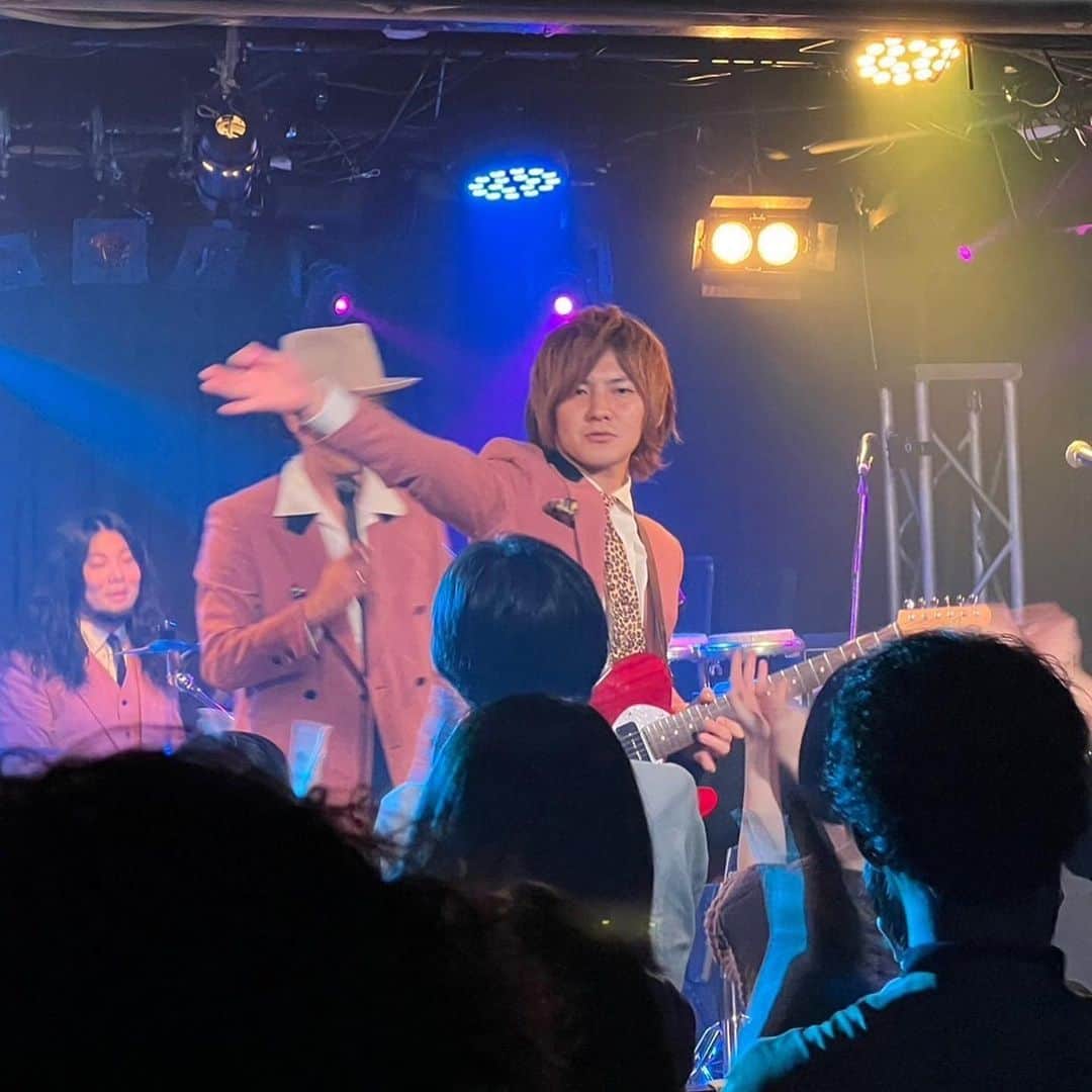 ウルトラ寿司ふぁいやーさんのインスタグラム写真 - (ウルトラ寿司ふぁいやーInstagram)「ウルトラ寿司ふぁいやー柏初上陸🔥🍣  東京からとっても近くにあるのに、今回が初上陸。  「いつか千葉にもきてください！」  なんて言葉をSNSでよく見かけてはいたものの、東京でライブすることとの差がはっきりとは見えていなかった私。  いつも長い時間を掛けてライブに来てくれてるんだなとリアルな実感を持つことが出来、その近くにこちらから足を運ぶことをもっと大事にしたいなと思えました。  もっとやろう。神奈川も、埼玉も行こう。  初出演の柏DOMeも、対バンのEsleakもPeetoも最高でした。ありがとう。  そして、ライブ初披露のあの新曲はどうだった？  なんだか、楽しい未来が見える気がしたね。笑  22日のリリースが楽しみだ。  ありがとうございました。  Jぺい📝❤️‍🔥  🍣────────────────┐ “誰がいつ見ても楽C”ライブをお届け！ 7人組 エンタメバンド #ウル寿司 11/22セカンドシングルリリース🎙️ → @ultra_sushistagram  └────────────────🔥  #ウルトラ寿司ふぁいやー #ウル寿司 #エンターテインメント #ドンキホーテ #ドレコード #ultrasushifire #アカペラ #セカンドシングル #新曲発売 #新曲リリース #千葉ライブ #柏ライブ #冬ライブ #ライブハウス」11月19日 21時30分 - ultra_sushistagram