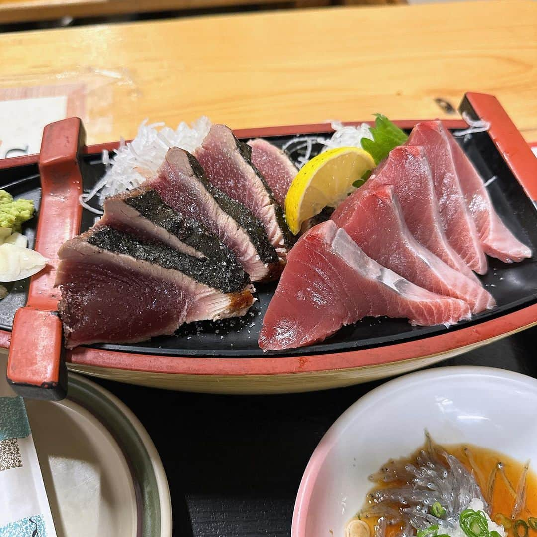 笠原将生のインスタグラム：「高知県  カツオなめてた。 ビビるくらい美味しかった👍  ひろめ市場でオリックスの選手何人かと遭遇w」